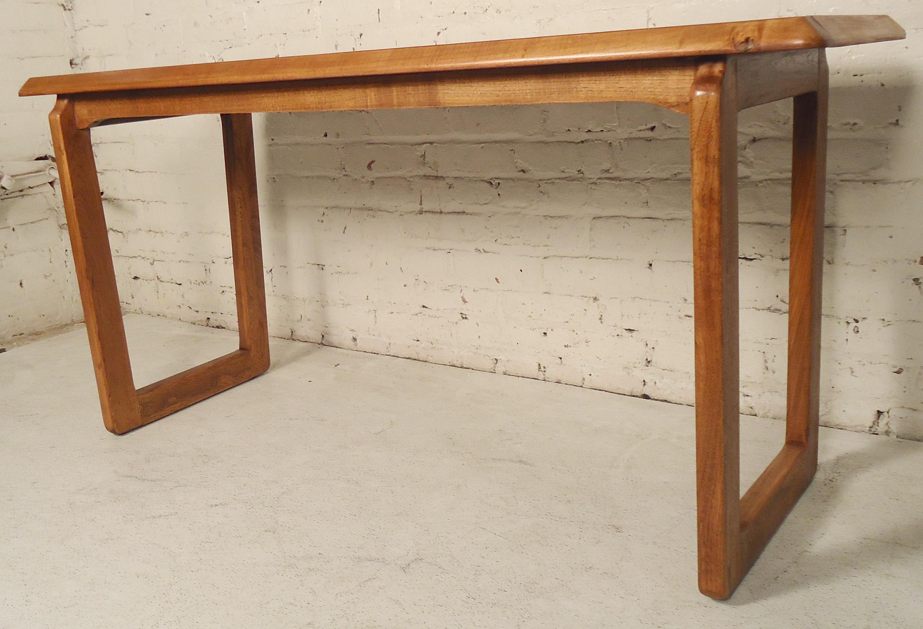 Walnut console table with accenting oak trim and legs. Simple and sturdy design is great for home or office.

(Please confirm item location - NY or NJ - with dealer).
 