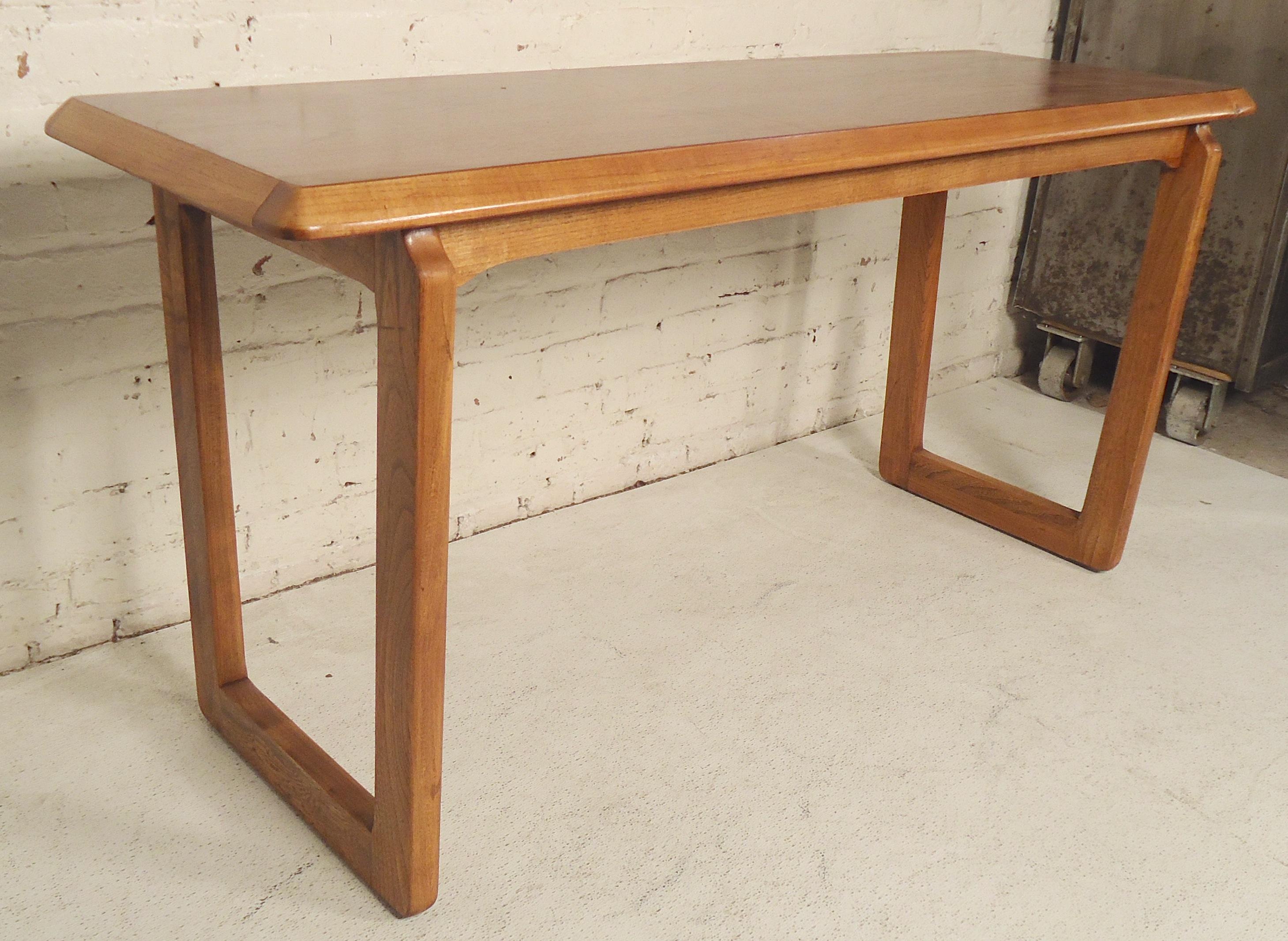Mid-Century Modern Walnut Console Table In Good Condition In Brooklyn, NY