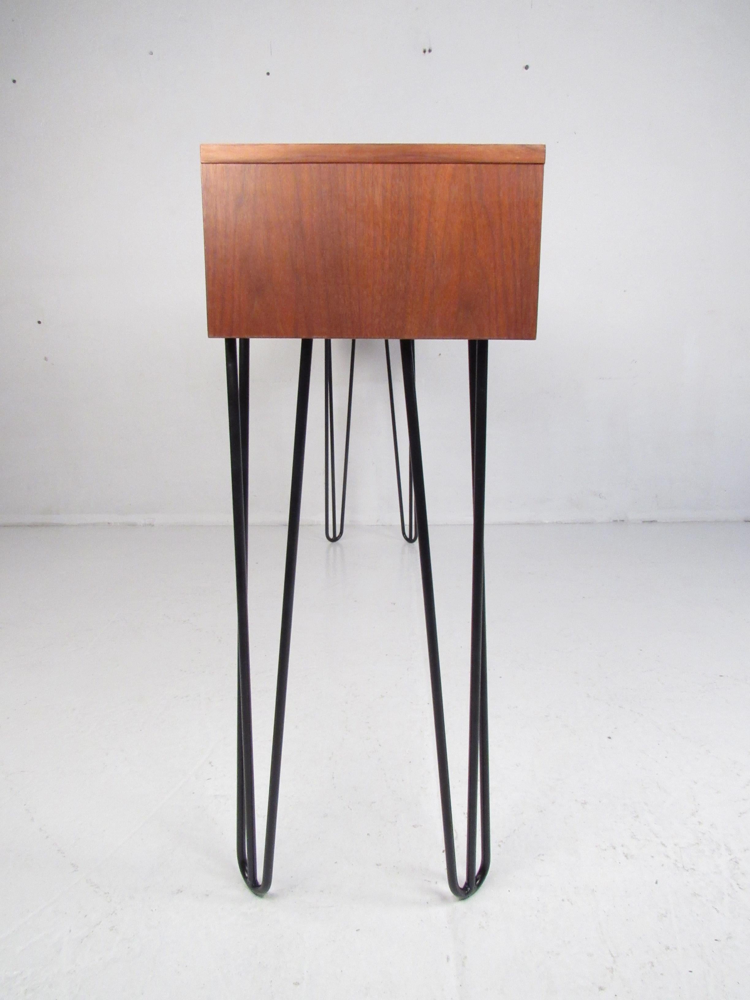 Mid-Century Modern Walnut Console Table or Vanity In Good Condition In Brooklyn, NY