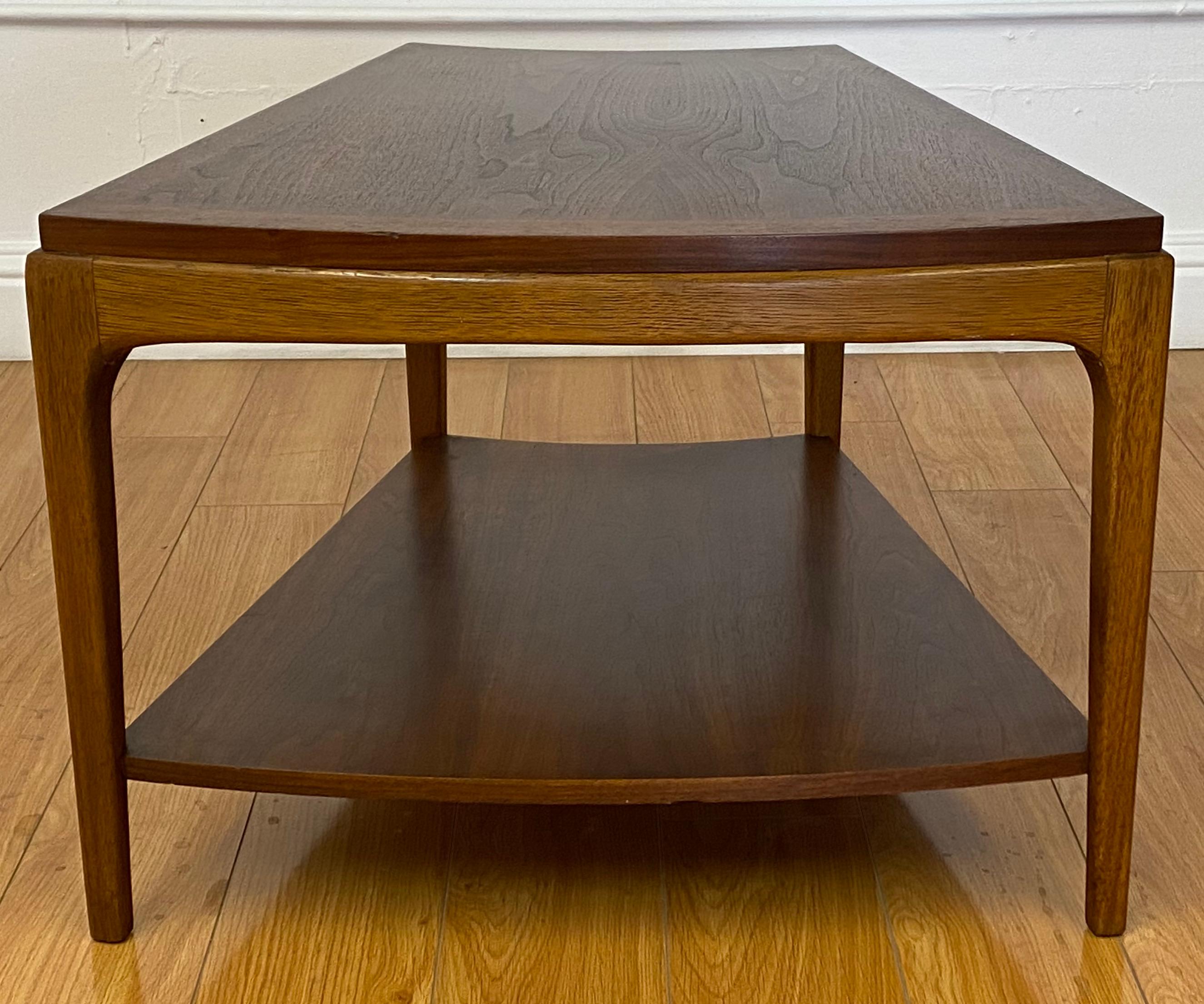 Mid Century Modern walnut corner, side / coffee table by Lane, Altavista, Virginia

Classic mid century pie shape coffee / side table by Lane Furniture

Measures: 26