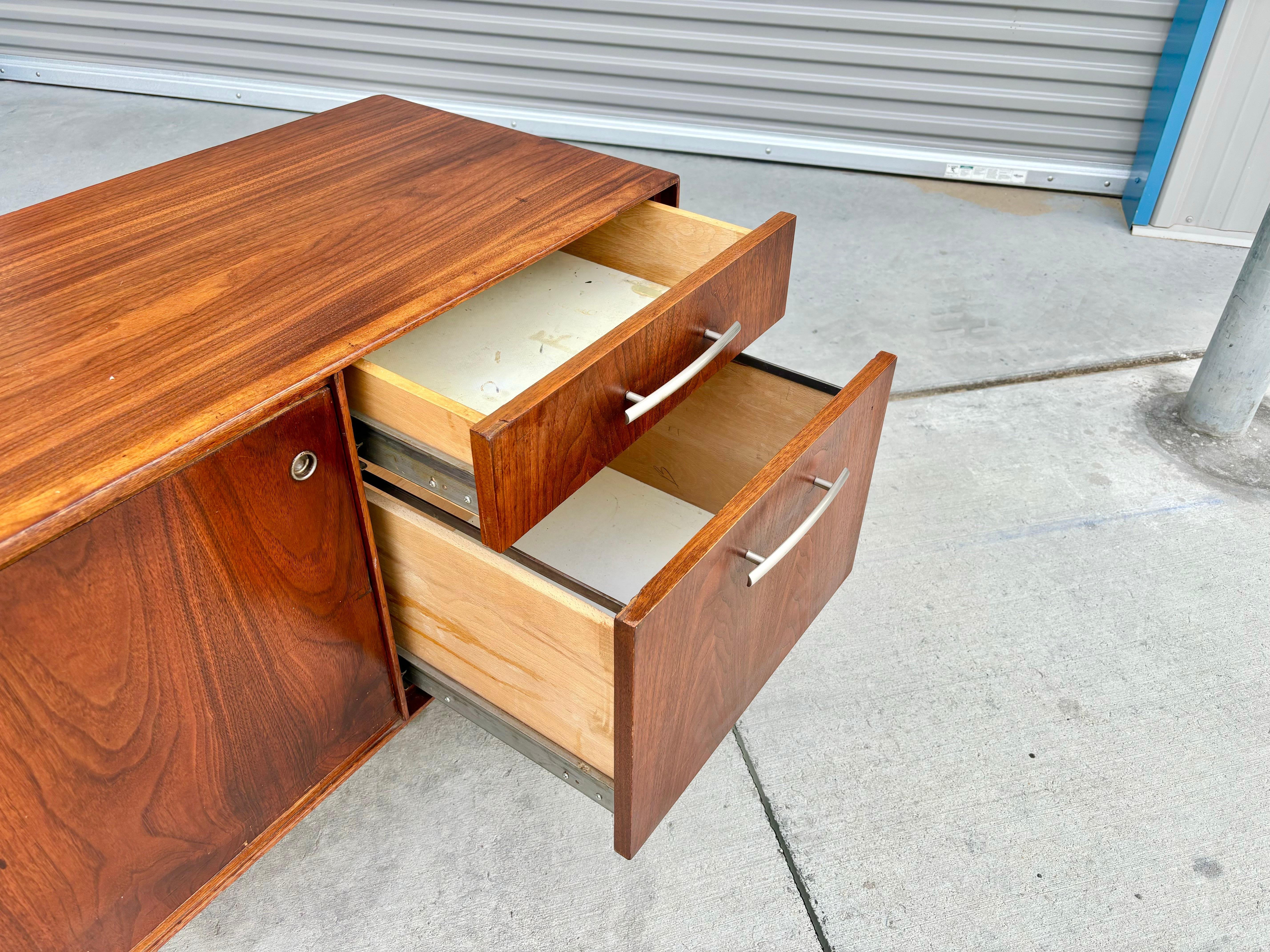 Mid Century Modern Walnut Credenza, 1960s In Good Condition In North Hollywood, CA