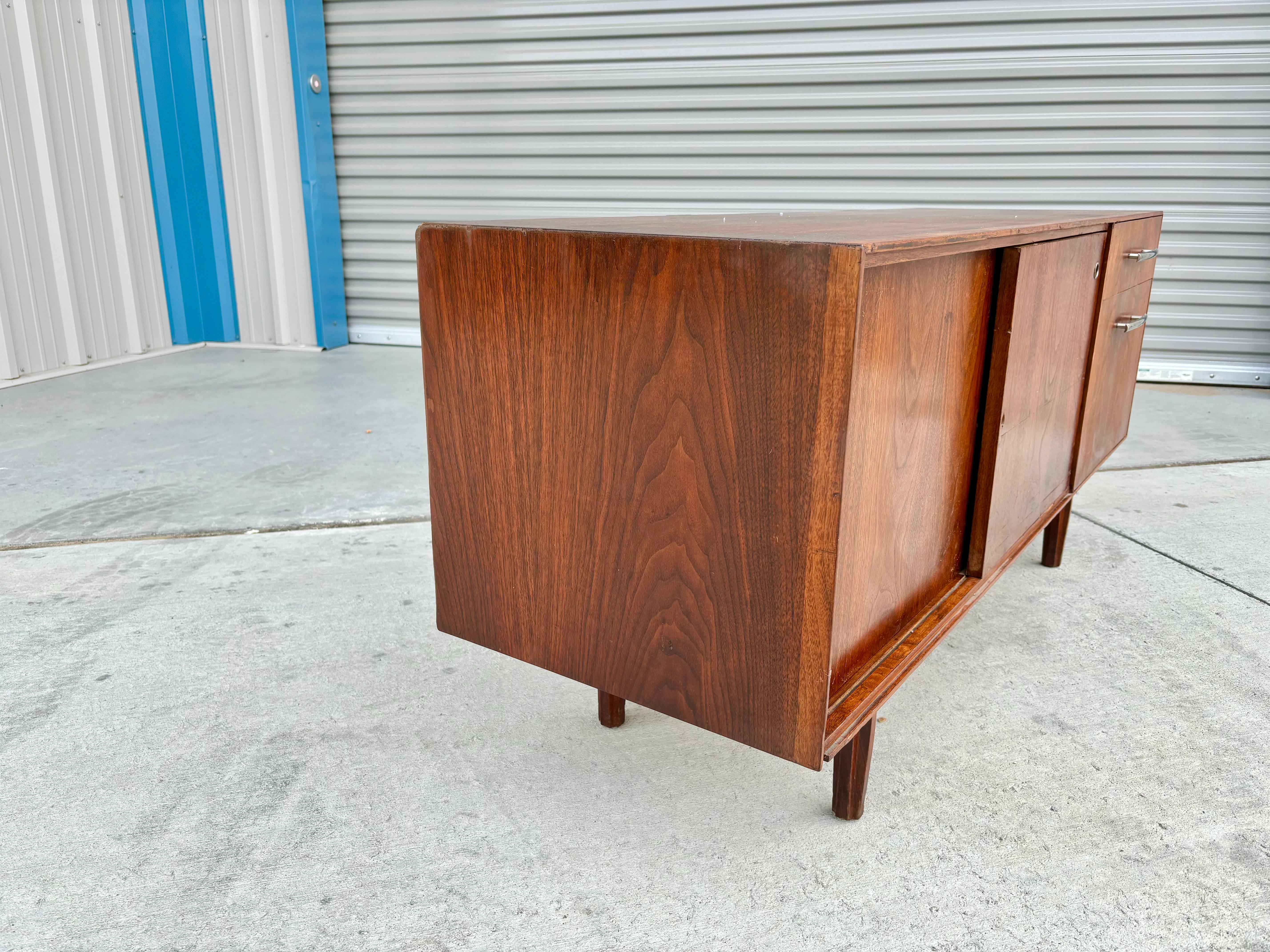 Mid-20th Century Mid Century Modern Walnut Credenza, 1960s