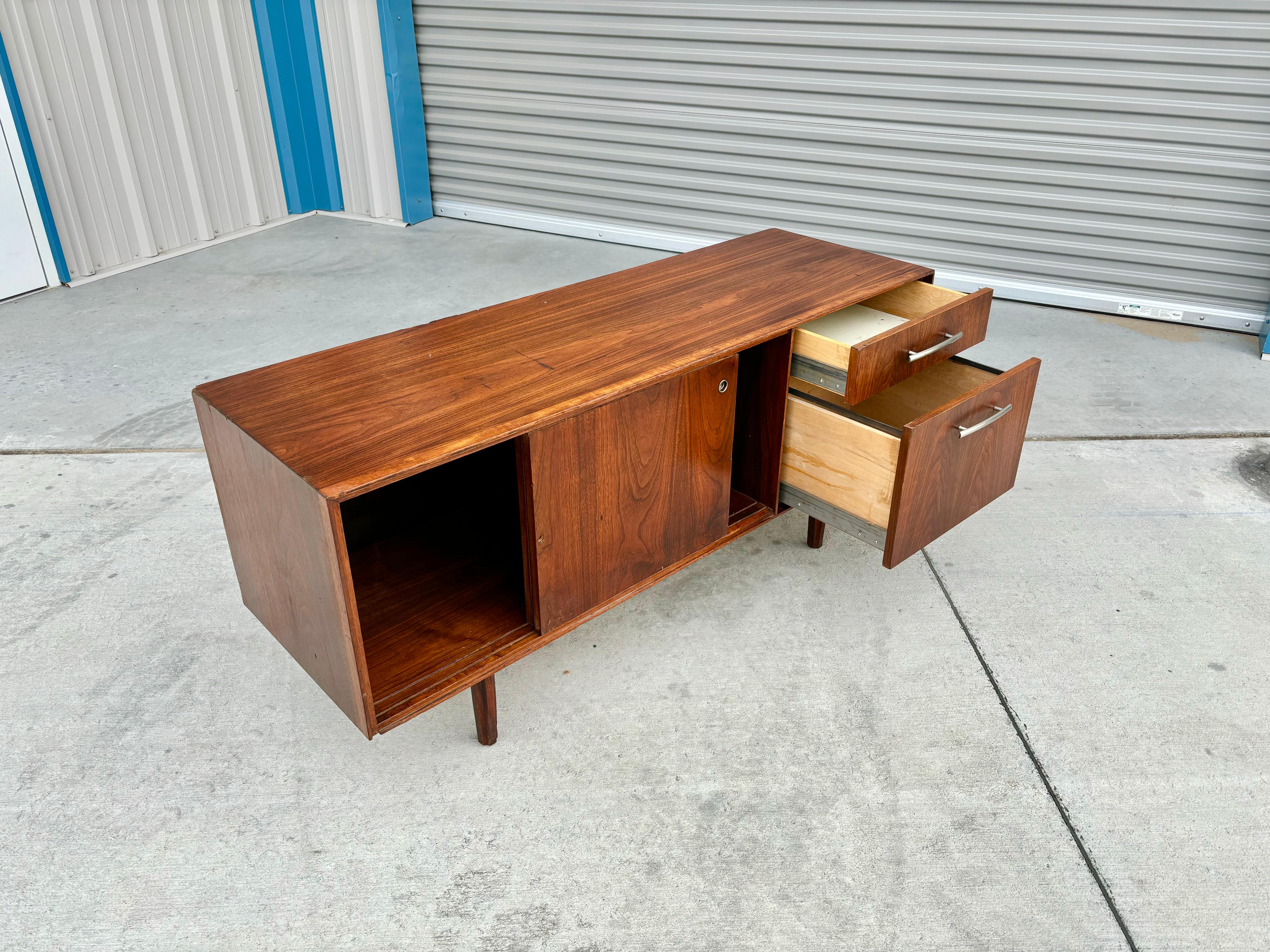 Mid Century Modern Walnut Credenza, 1960s 2