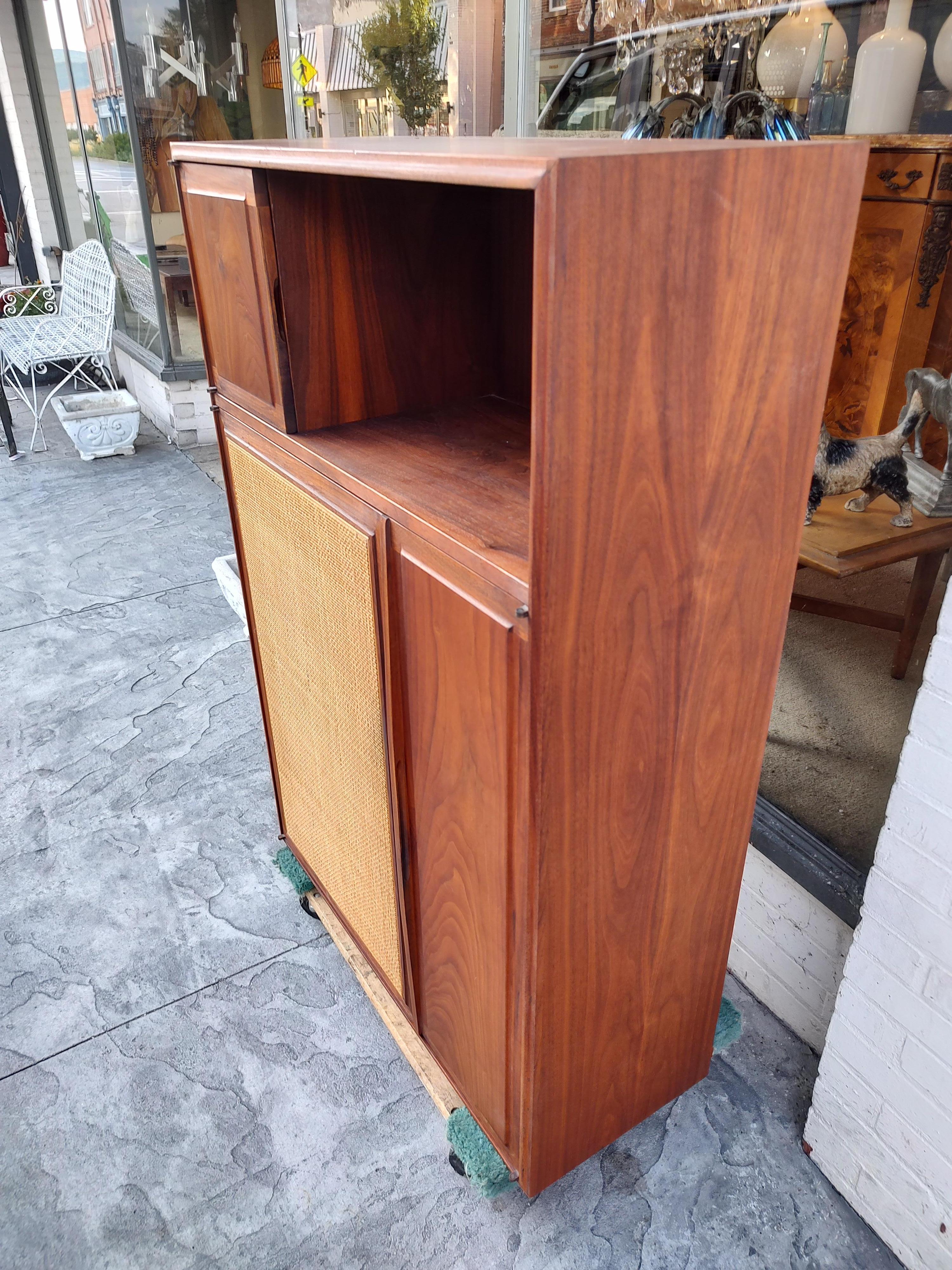 Mid-Century Modern Walnut Credenza Attributed to Founders In Good Condition In Port Jervis, NY