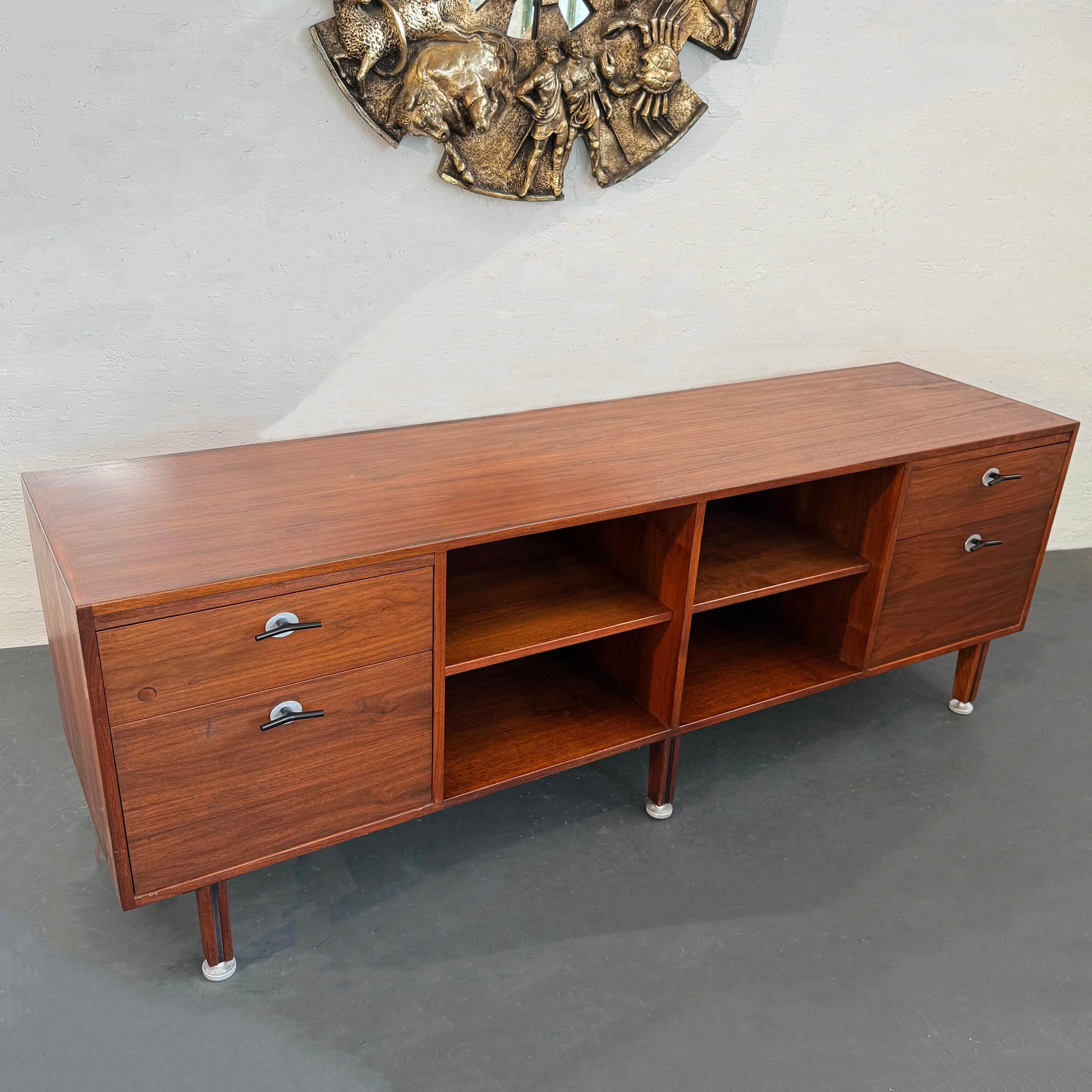 Mid-Century Modern Walnut Credenza Bookcase With Y Pulls By Jens Risom In Good Condition For Sale In Brooklyn, NY