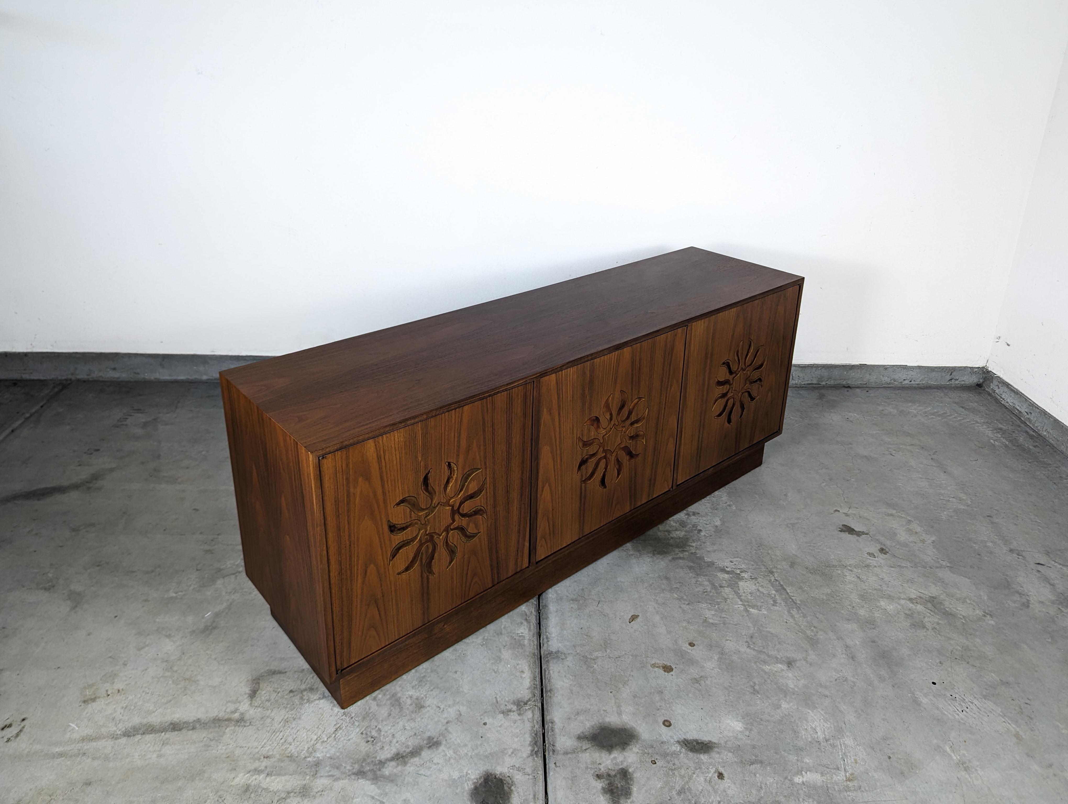 Mid Century Modern Walnut Credenza Buffet by Cal Mode, c1960s For Sale 3