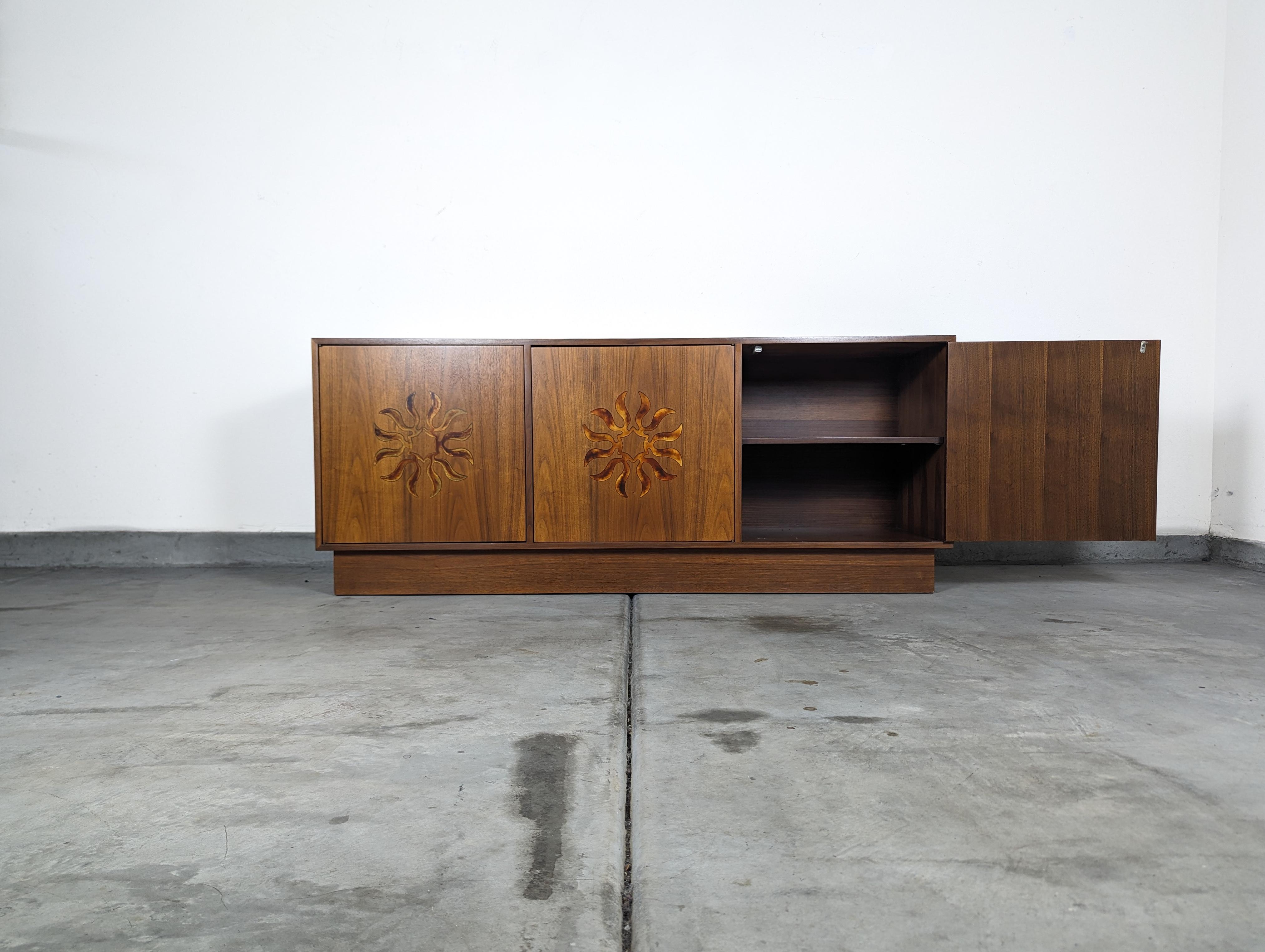 Mid Century Modern Walnut Credenza Buffet by Cal Mode, c1960s In Excellent Condition For Sale In Chino Hills, CA