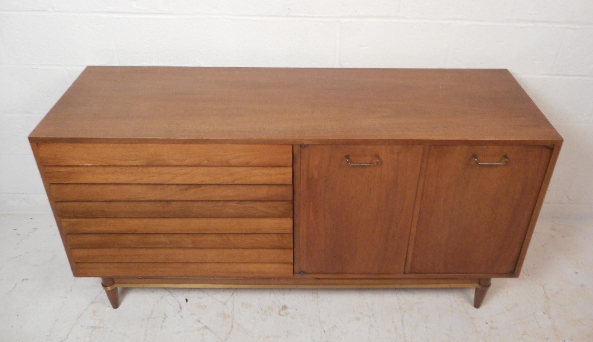 Mid-Century Modern Walnut Credenza by American of Martinsville In Good Condition In Brooklyn, NY