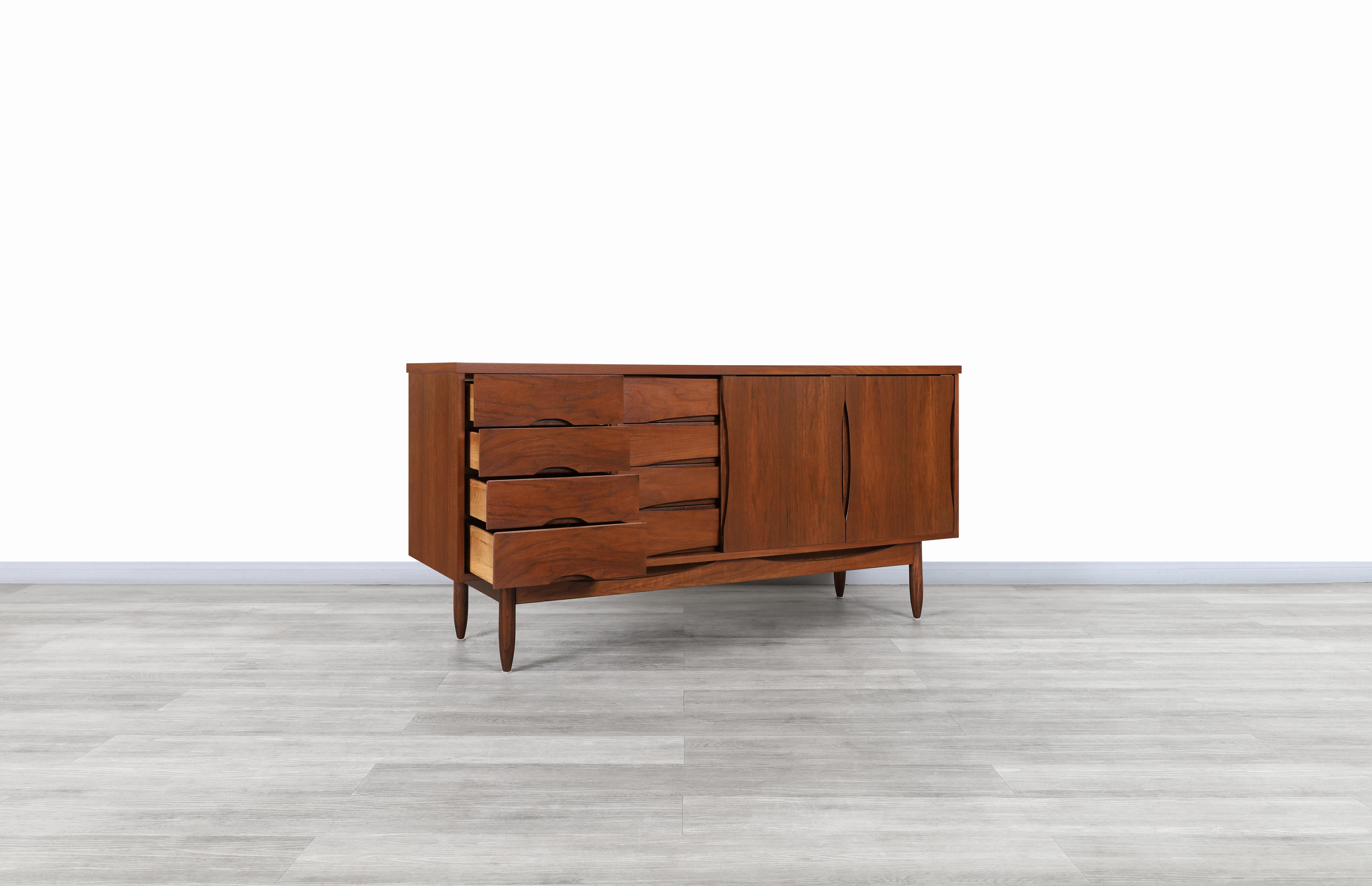 Mid Century Modern Walnut Credenza by Broyhill In Excellent Condition In North Hollywood, CA