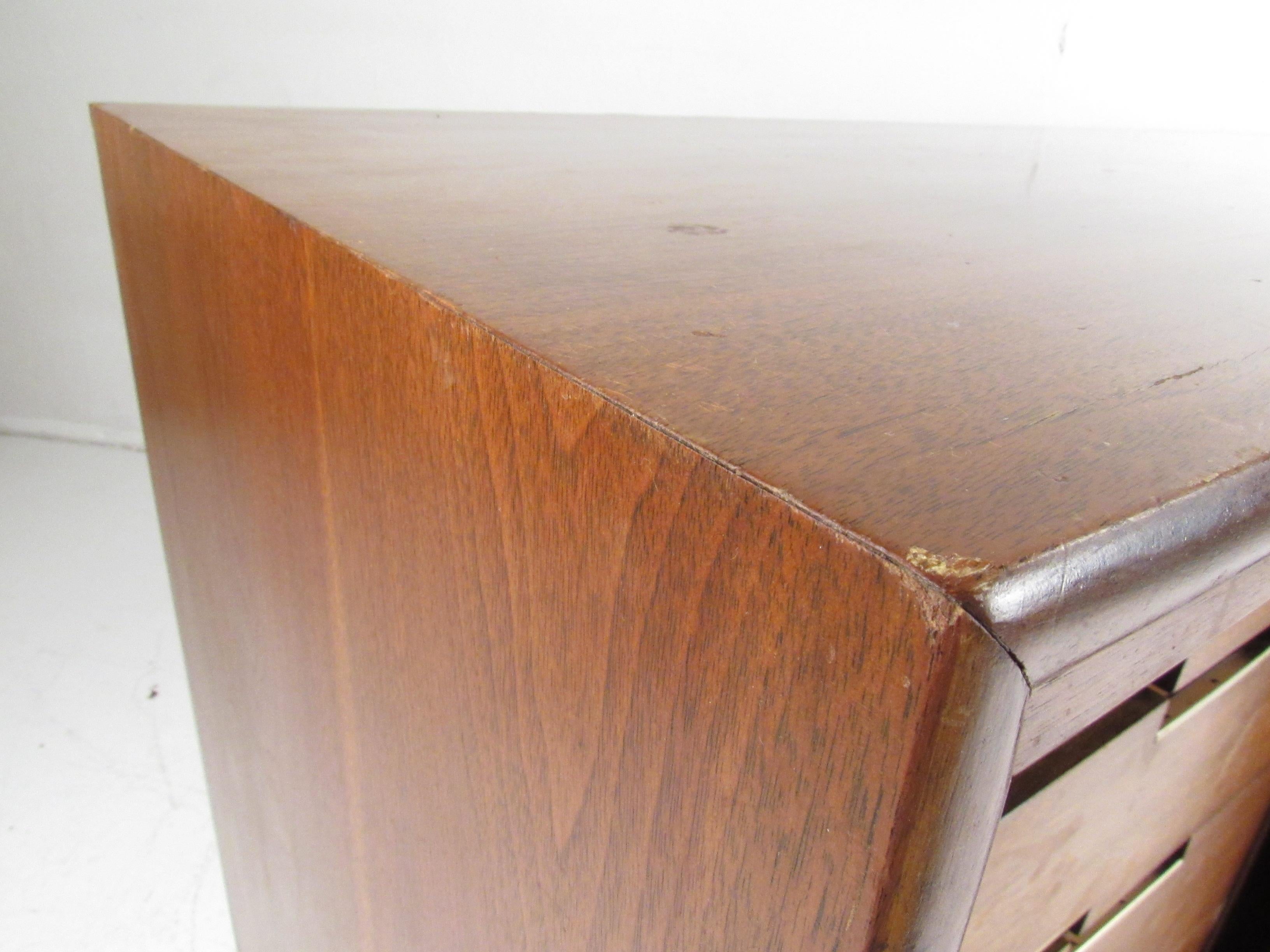 Mid-Century Modern Walnut Credenza by Cavalier Furniture For Sale 2