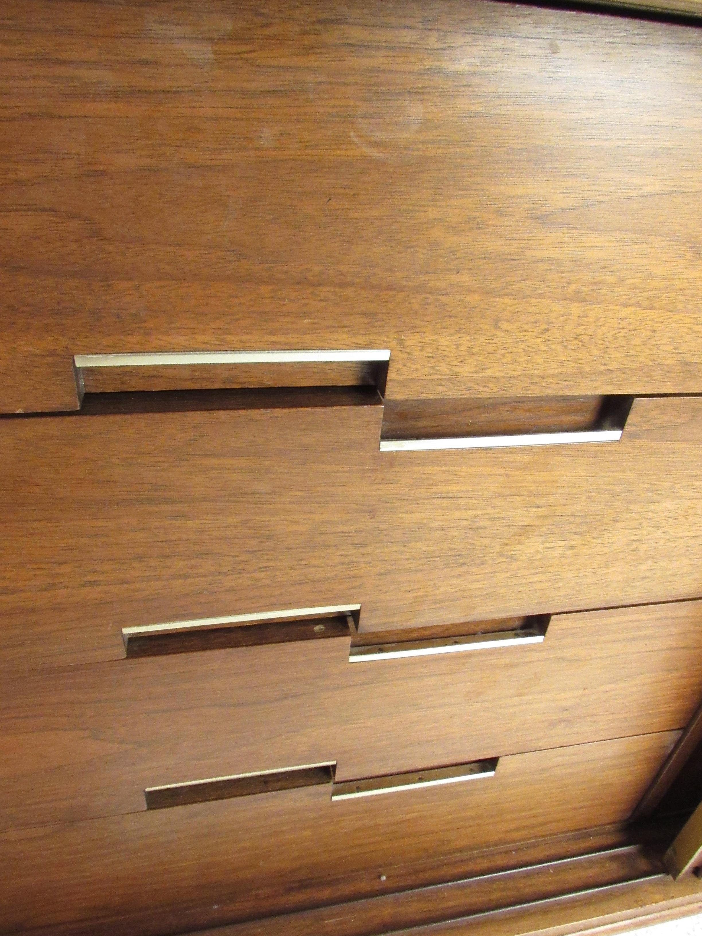 Mid-Century Modern Walnut Credenza by Cavalier Furniture For Sale 4