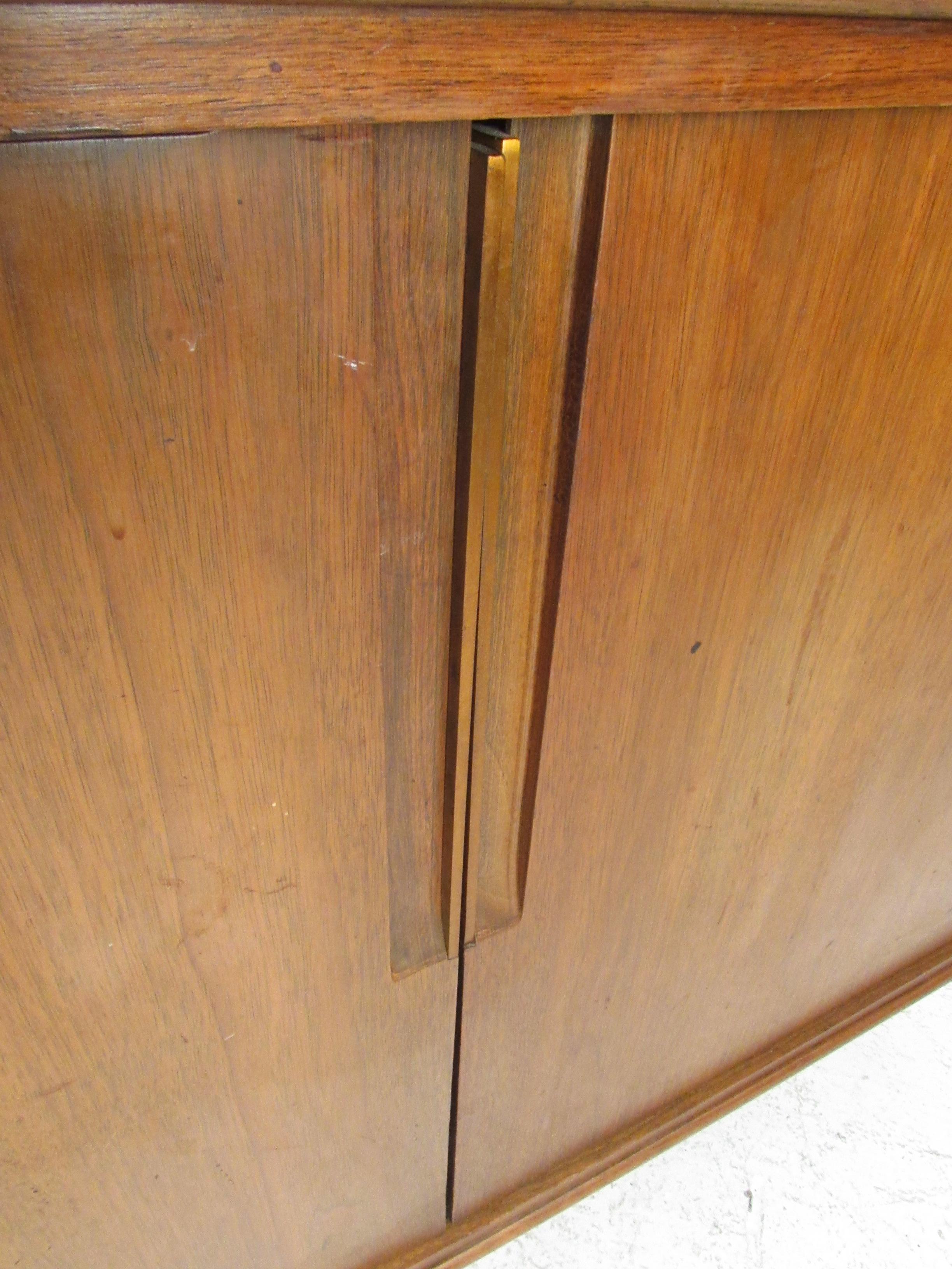 Mid-Century Modern Walnut Credenza by Cavalier Furniture For Sale 5