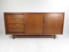 Crédence en noyer de style mi-siècle moderne par Cavalier Furniture