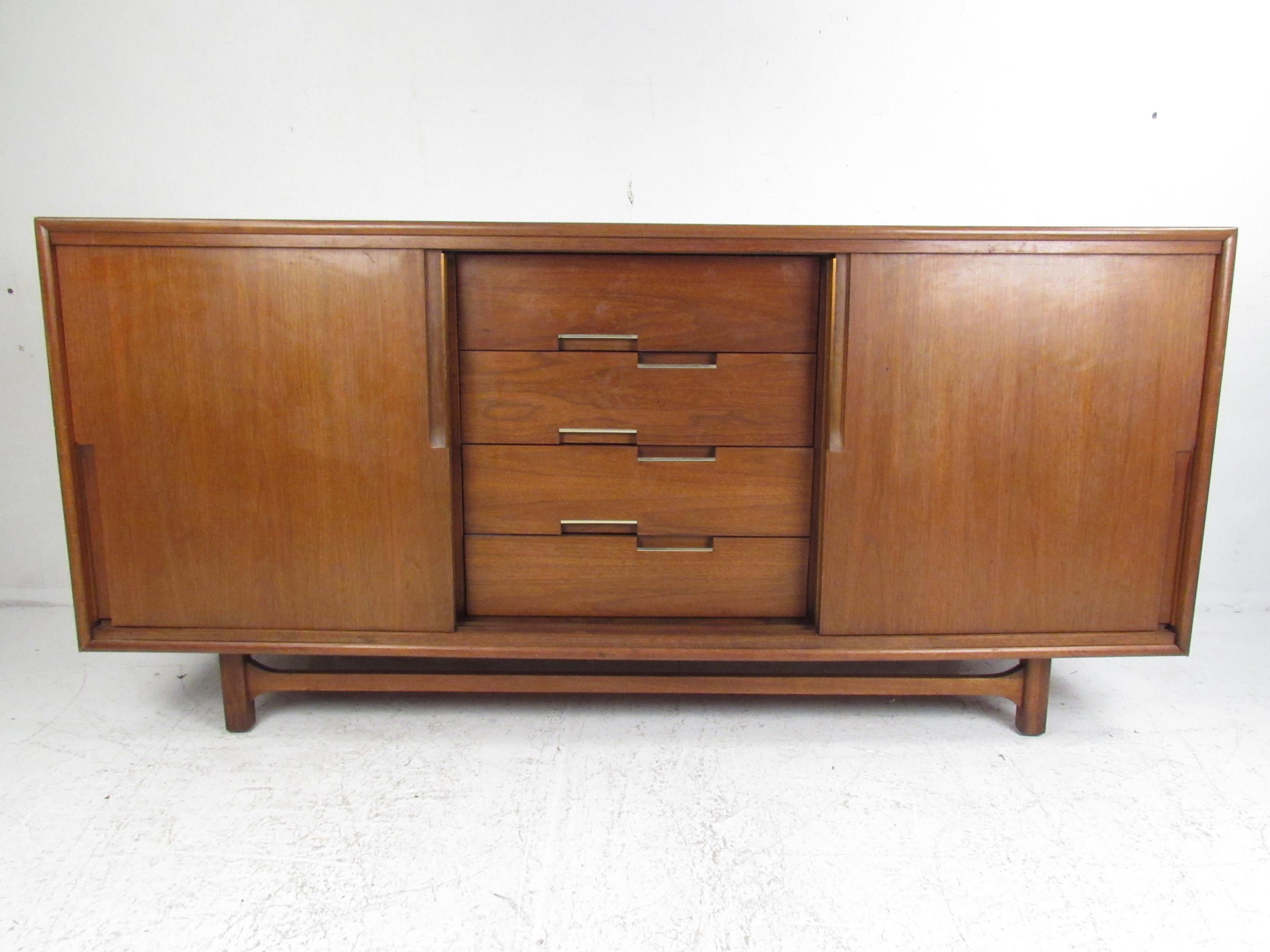 Moderne Anrichte aus Nussbaumholz von Cavalier Furniture aus der Jahrhundertmitte (Moderne der Mitte des Jahrhunderts) im Angebot