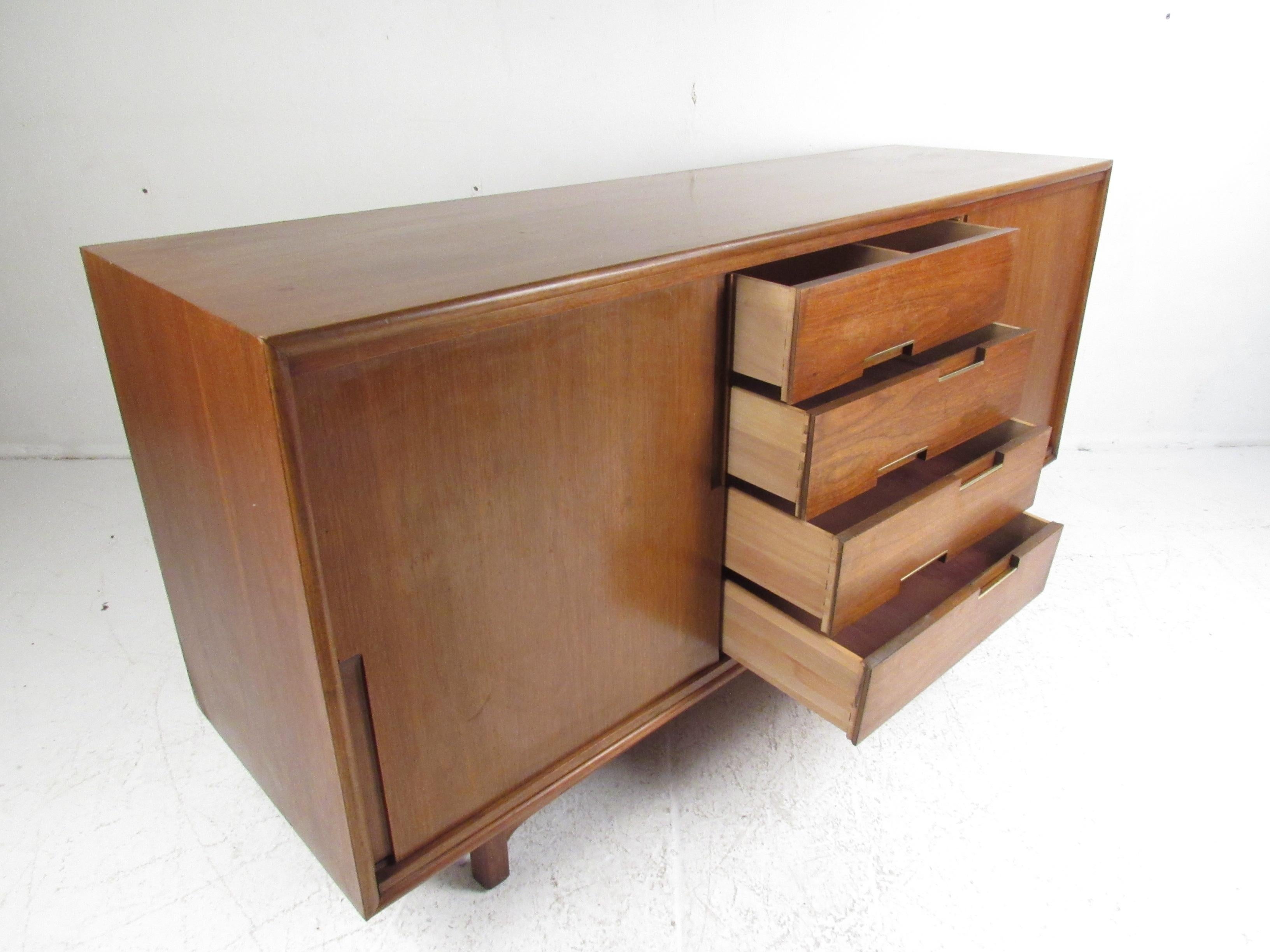 Crédence en noyer de style mi-siècle moderne par Cavalier Furniture Bon état - En vente à Brooklyn, NY