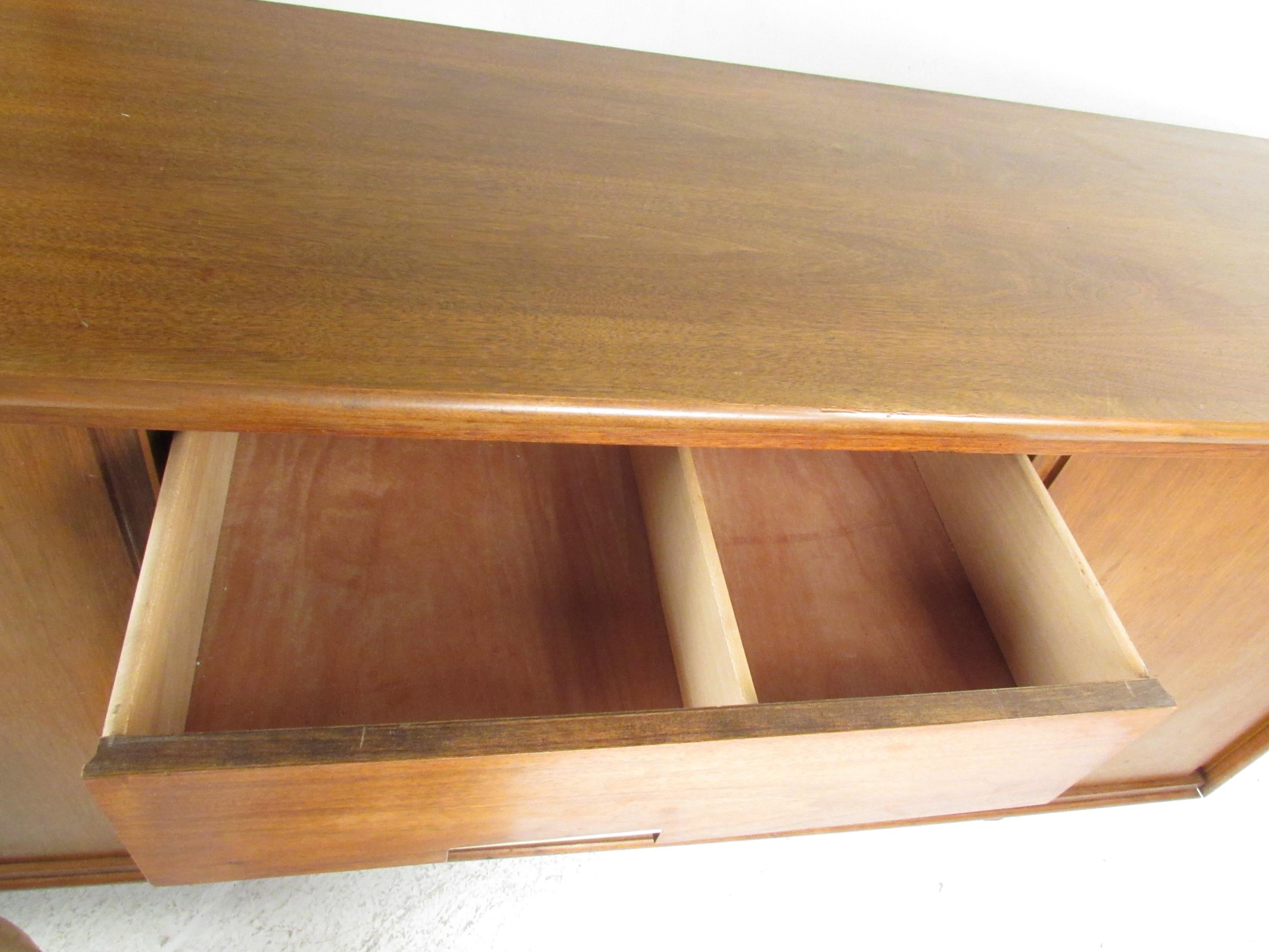 Mid-Century Modern Walnut Credenza by Cavalier Furniture In Good Condition For Sale In Brooklyn, NY