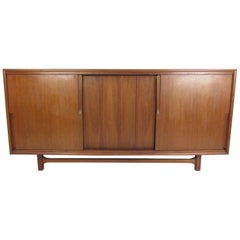 Crédence en noyer de style mi-siècle moderne par Cavalier Furniture