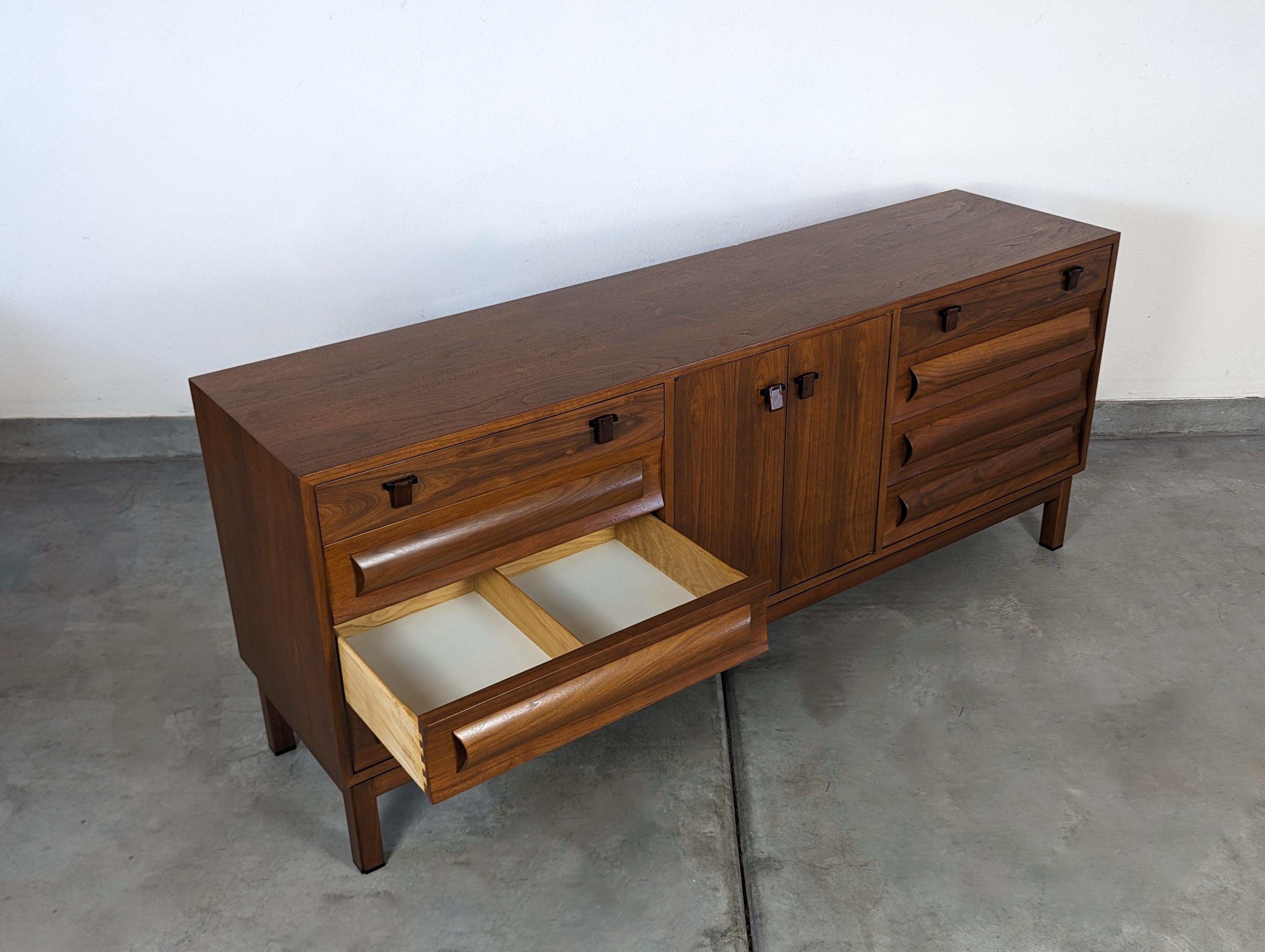 Mid Century Modern Walnut Credenza by Edward Wormley for Dunbar, c1960s 8