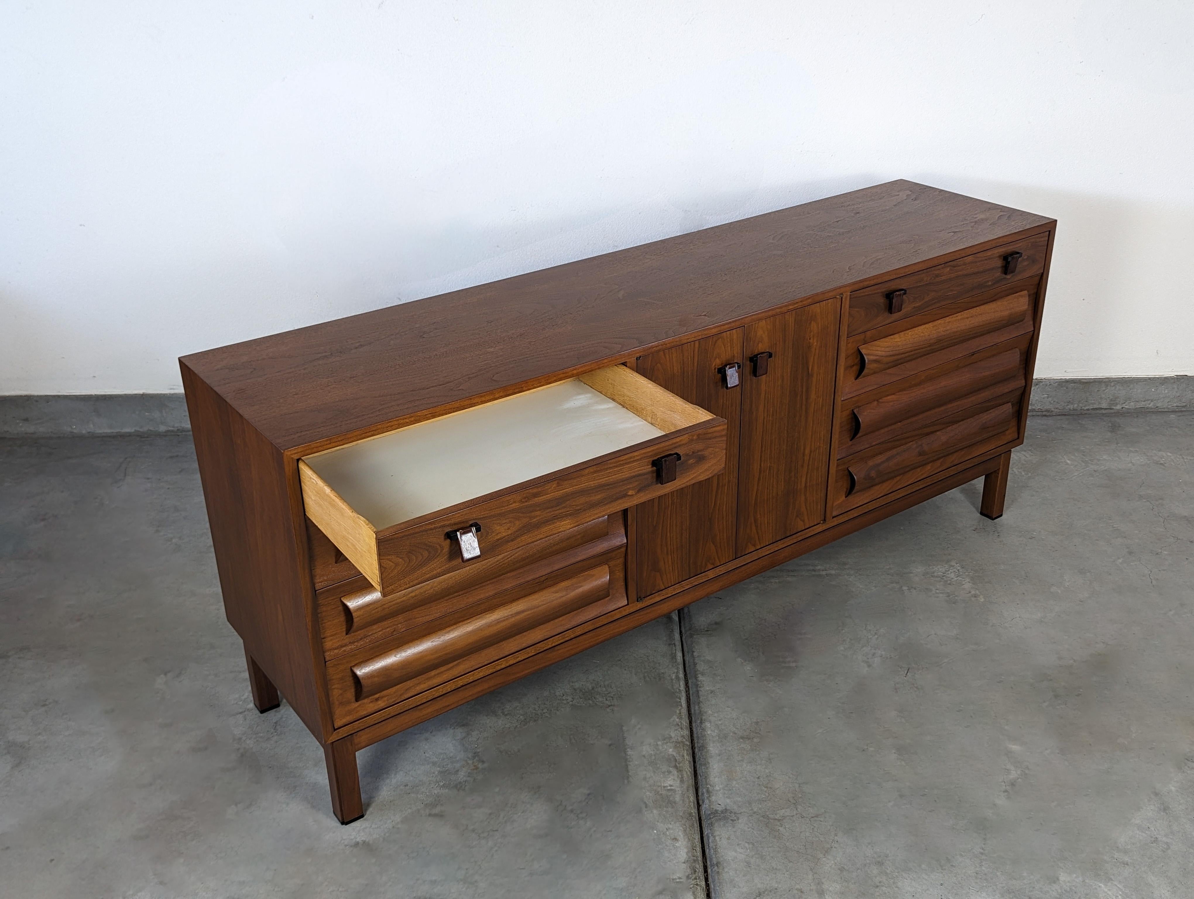 Mid Century Modern Walnut Credenza by Edward Wormley for Dunbar, c1960s 10