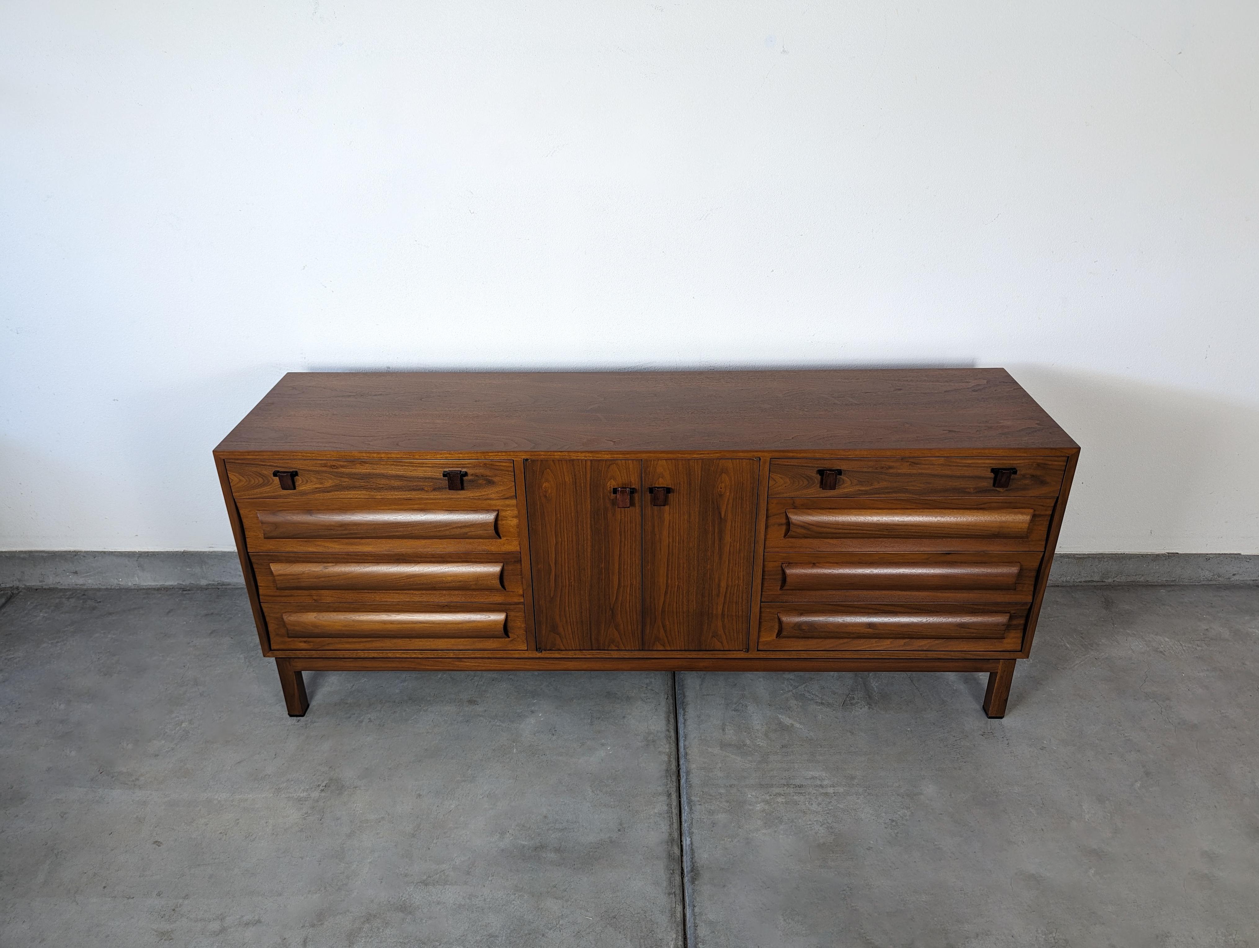 American Mid Century Modern Walnut Credenza by Edward Wormley for Dunbar, c1960s