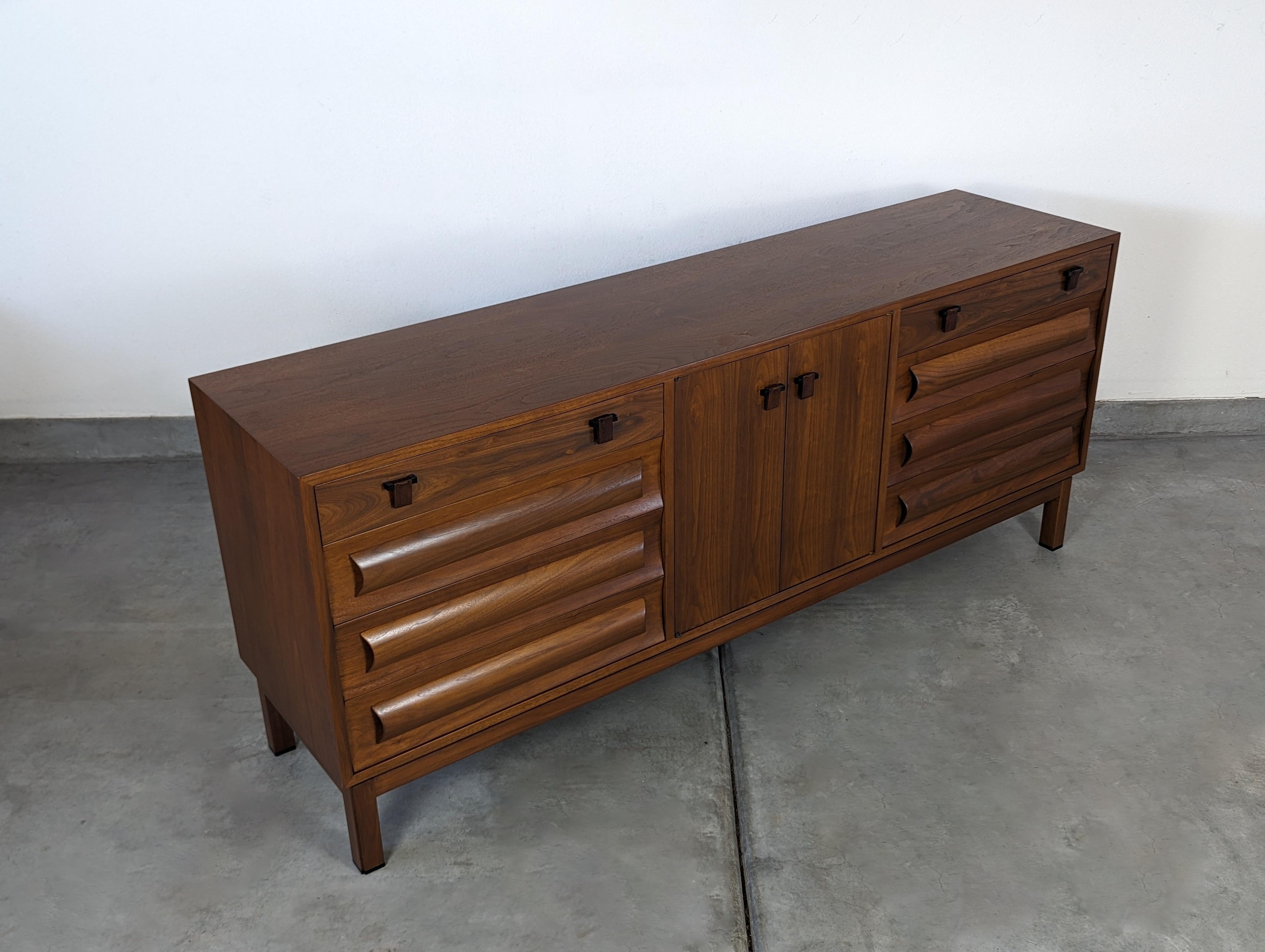 Mid Century Modern Walnut Credenza by Edward Wormley for Dunbar, c1960s In Excellent Condition In Chino Hills, CA