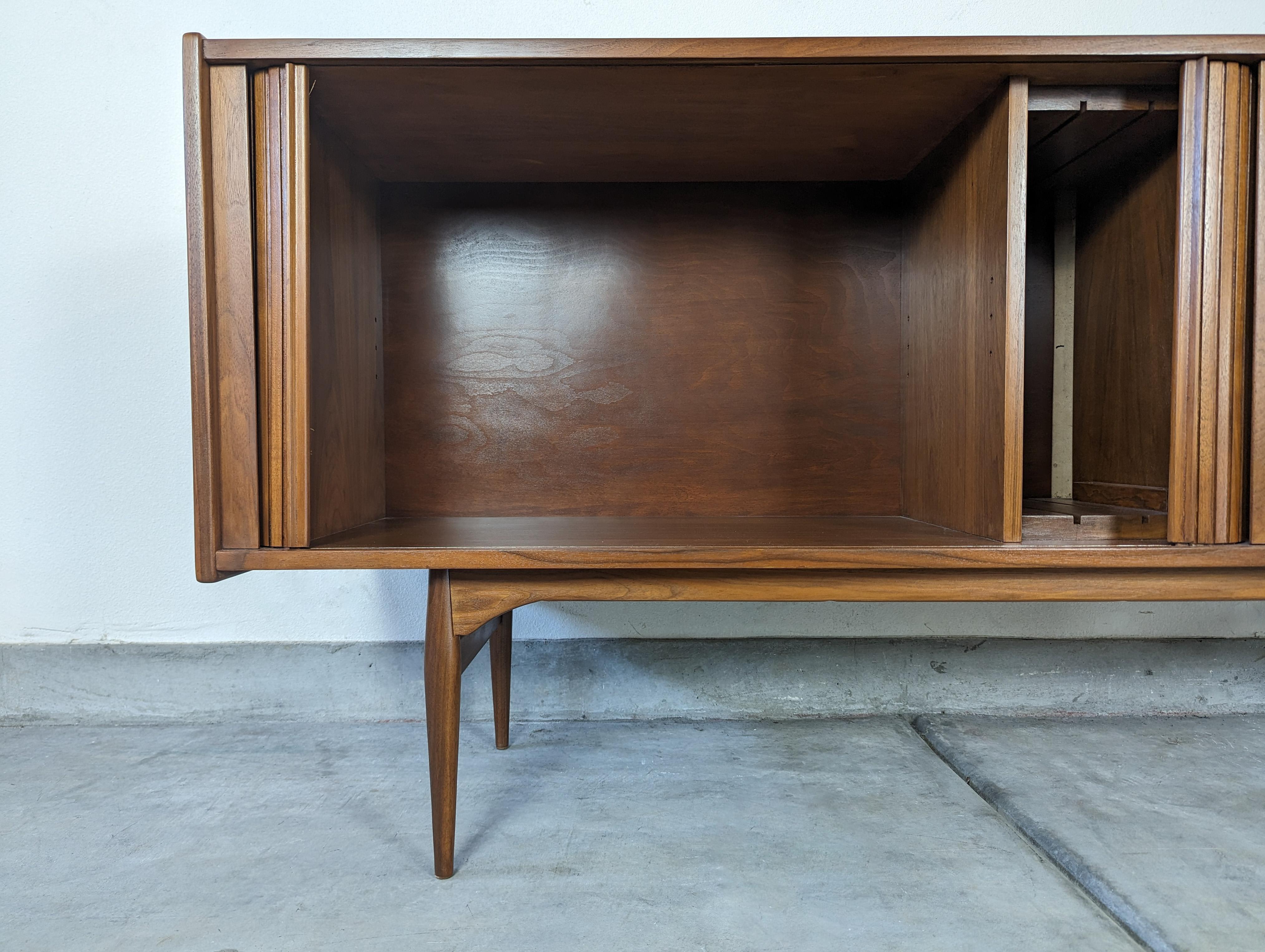 Mid Century Modern Walnut Credenza by John Keal for Brown Saltman, c1960s 6