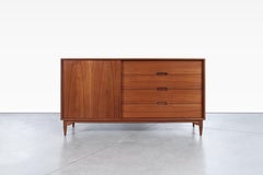 Credenza in legno di noce di John Keal per Brown Saltman, stile metà del secolo scorso.
