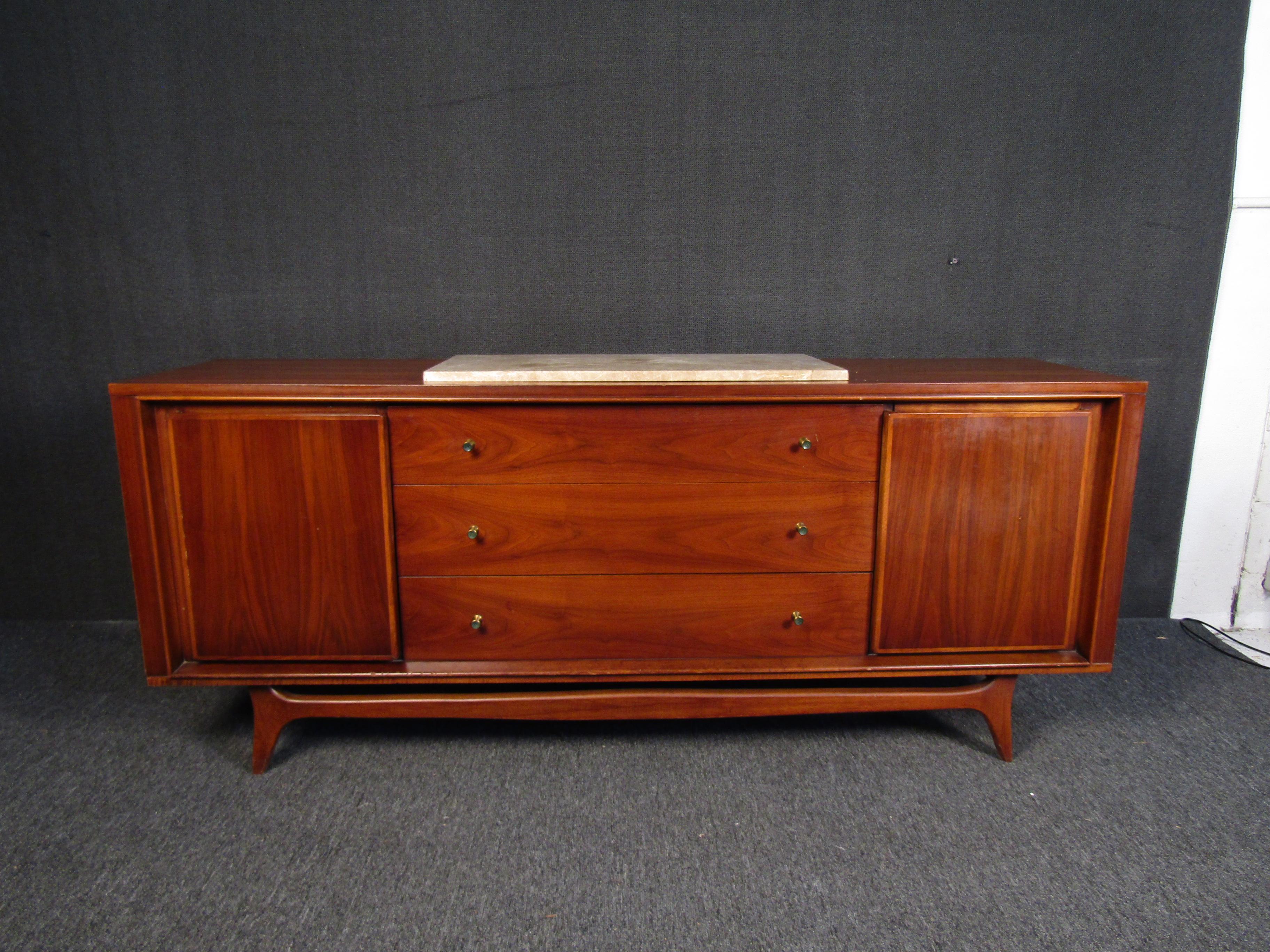 Kent-Coffey walnut credenza with marble insert. Featuring brass knobs and vibrant walnut, this credenza is well constructed and in very good shape.

Please confirm item location (NY or NJ).
 