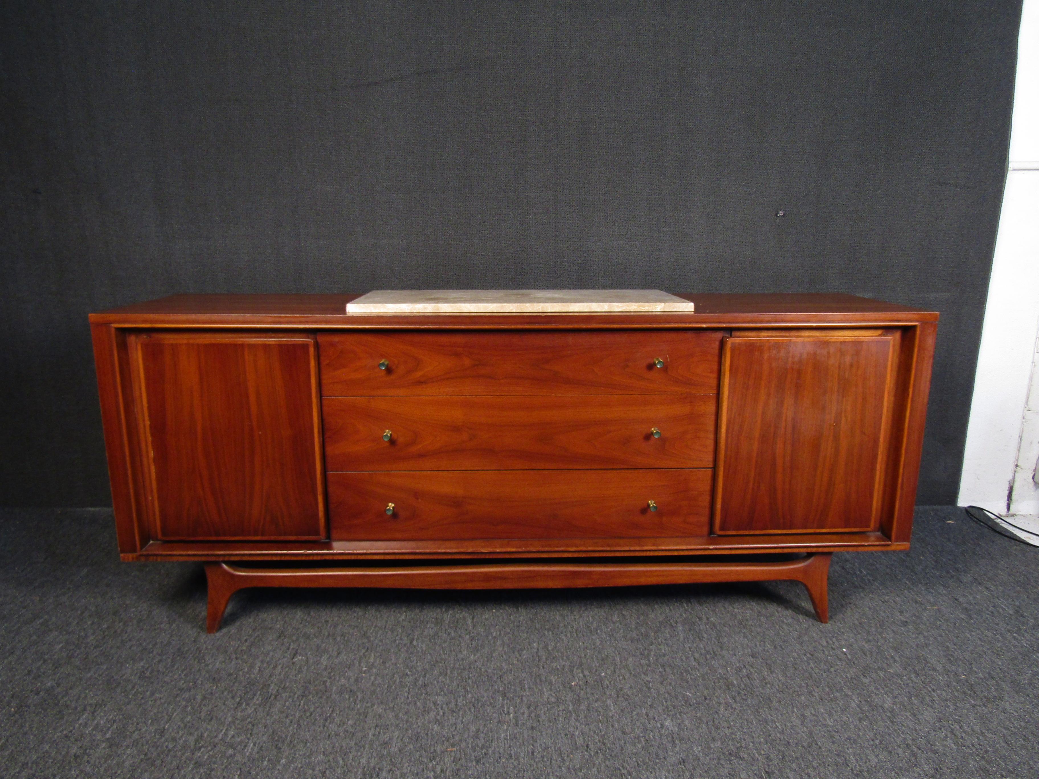 Credenza in noce Kent Coffey con inserto in marmo. Caratterizzata da pomelli in ottone e da un vivace legno di noce, questa credenza è ben costruita e in ottimo stato.

Conferma la posizione dell'oggetto (NY o NJ).
 
