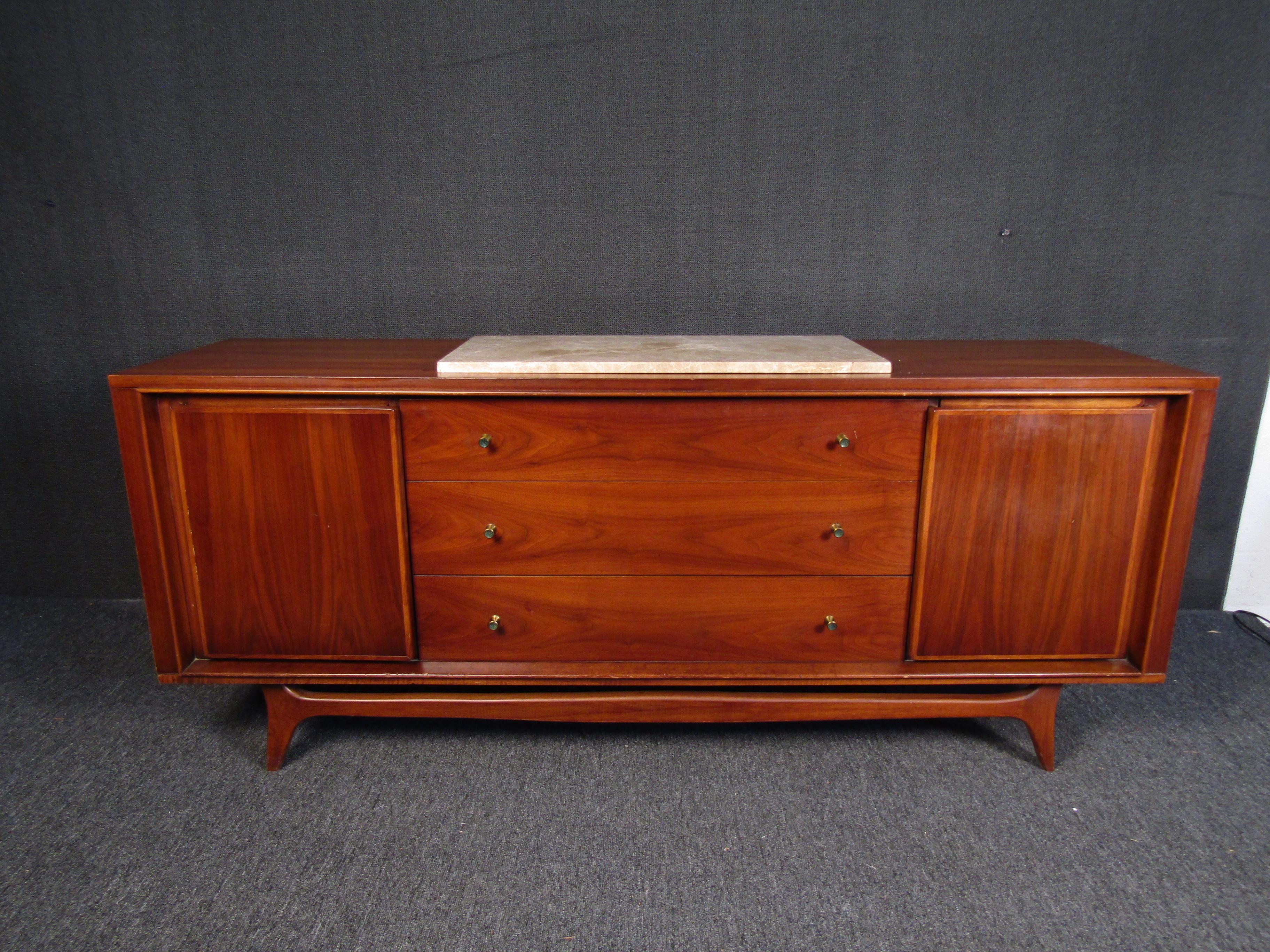 Mid-Century moderno Credenza moderna di metà secolo in noce di Kent Coffey in vendita