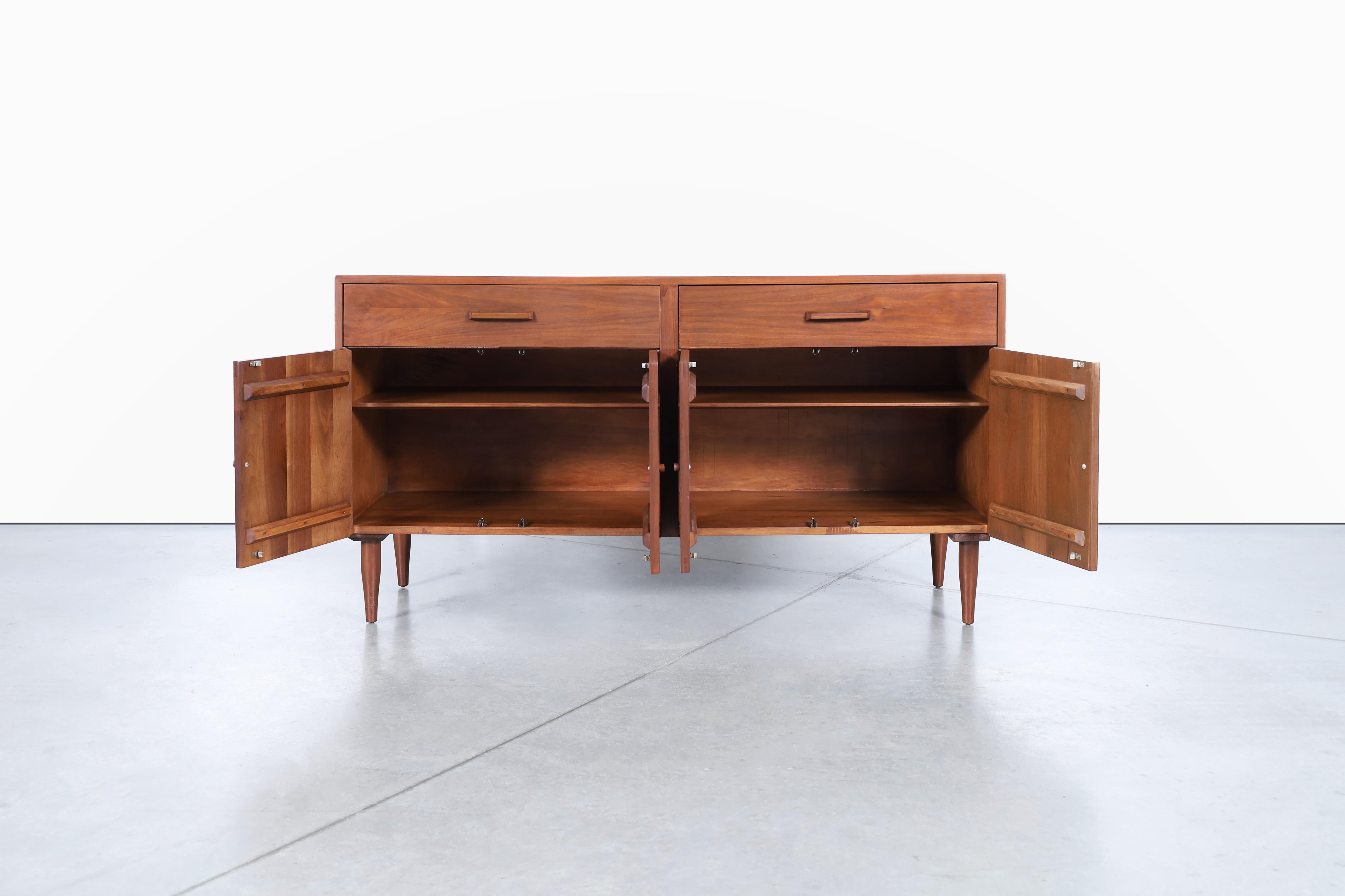 Modernes Nussbaum-Credenza aus der Mitte des Jahrhunderts von Ramseur Furniture im Angebot 3