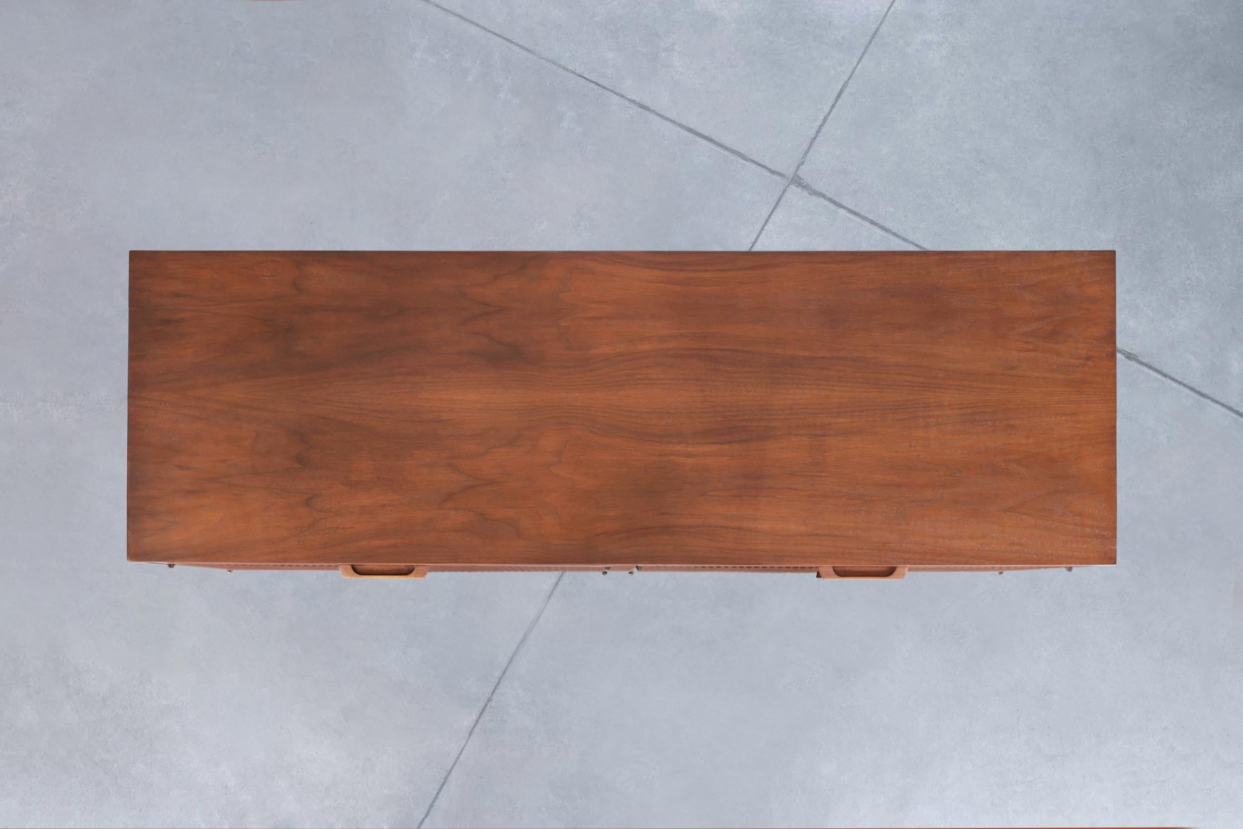 Modernes Nussbaum-Credenza aus der Mitte des Jahrhunderts von Ramseur Furniture im Angebot 4