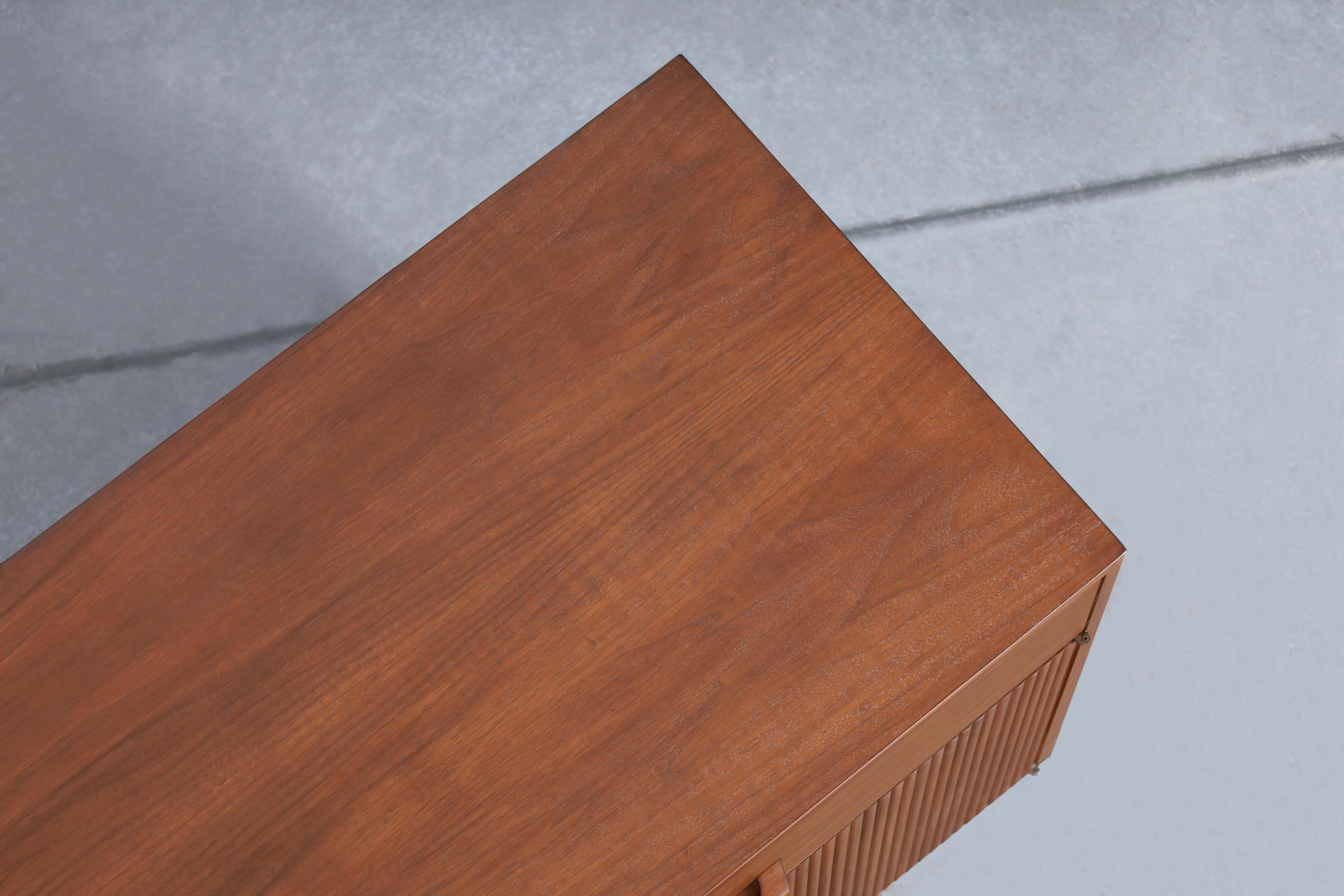 Modernes Nussbaum-Credenza aus der Mitte des Jahrhunderts von Ramseur Furniture im Angebot 6