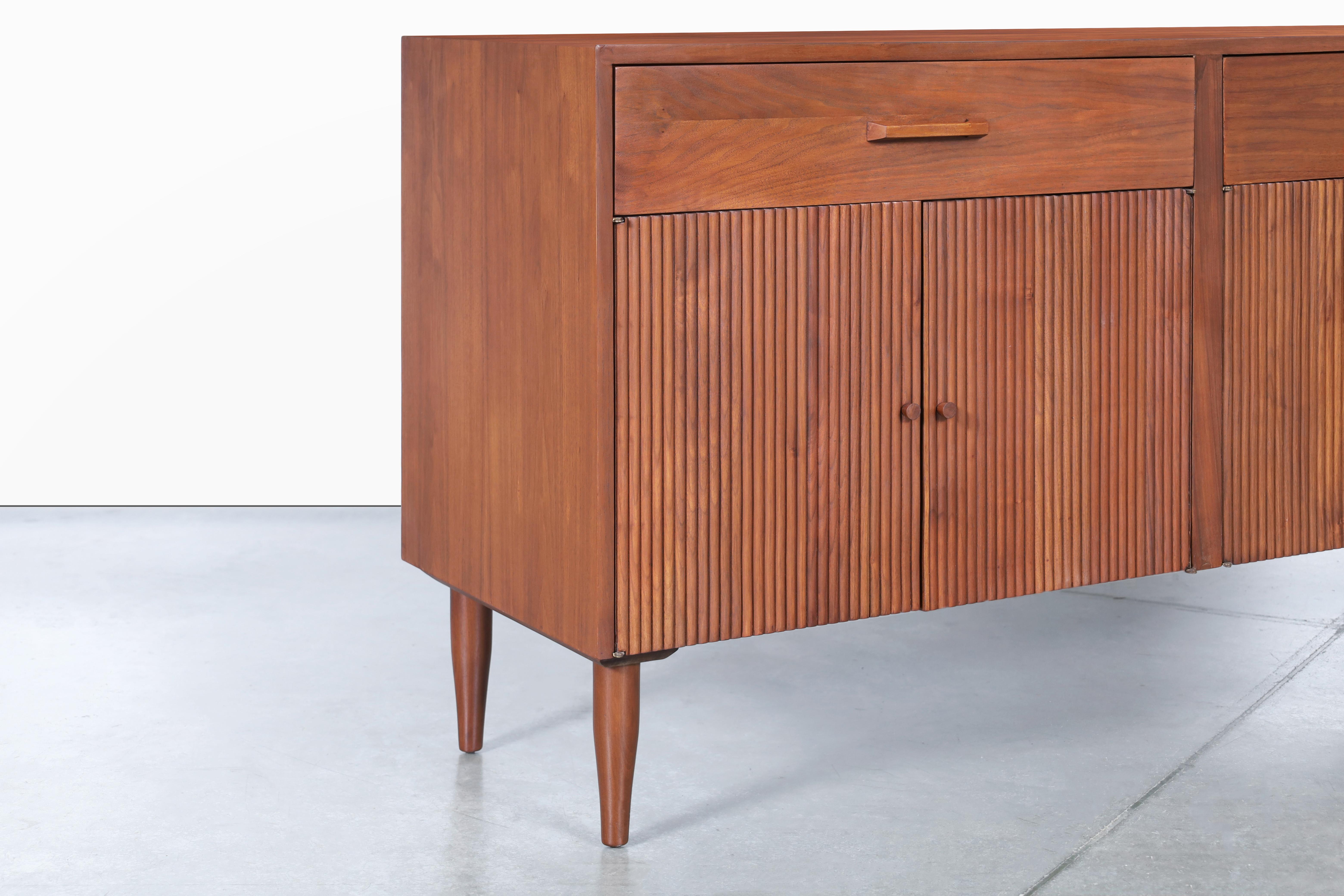 Modernes Nussbaum-Credenza aus der Mitte des Jahrhunderts von Ramseur Furniture (Moderne der Mitte des Jahrhunderts) im Angebot