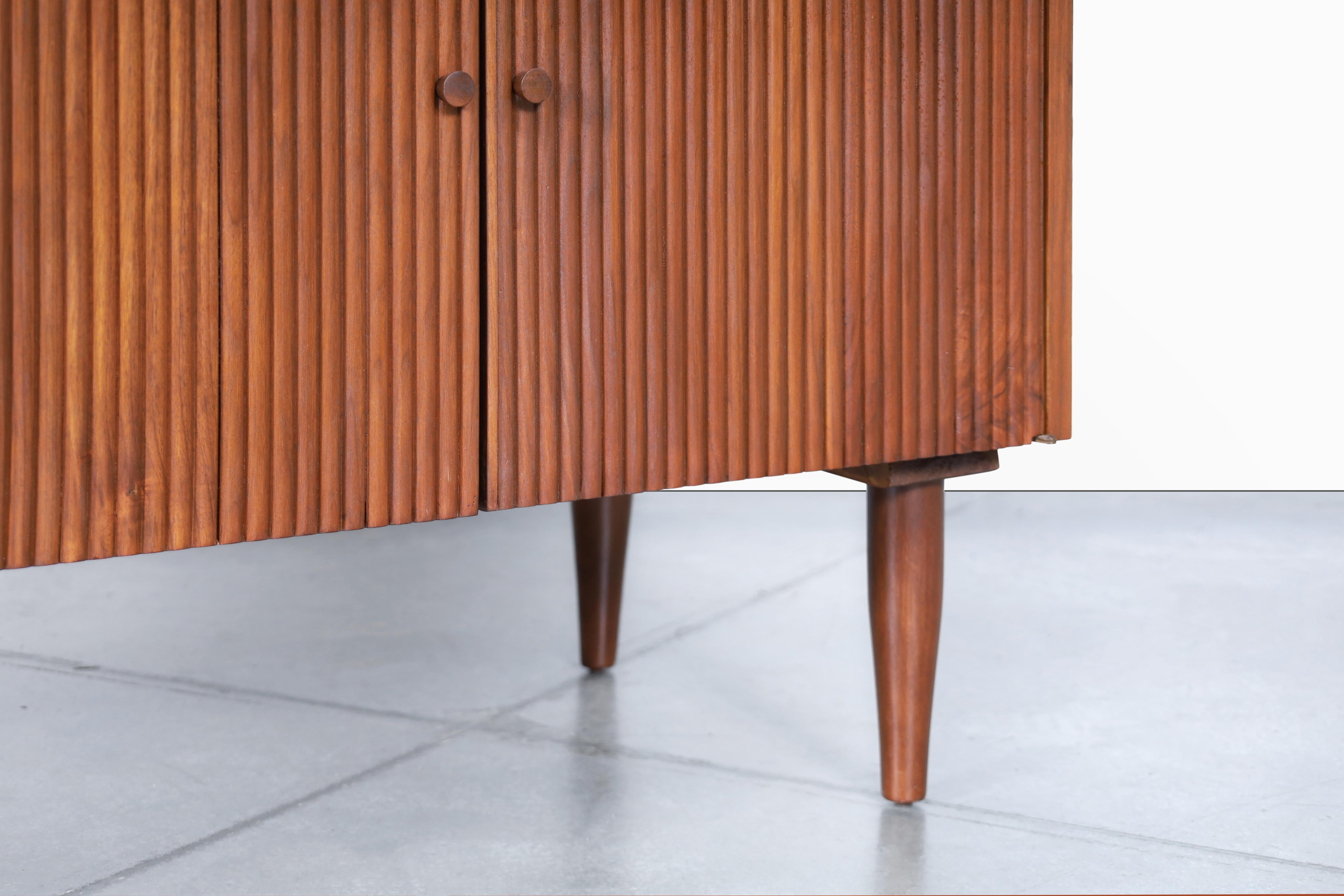 Modernes Nussbaum-Credenza aus der Mitte des Jahrhunderts von Ramseur Furniture (amerikanisch) im Angebot