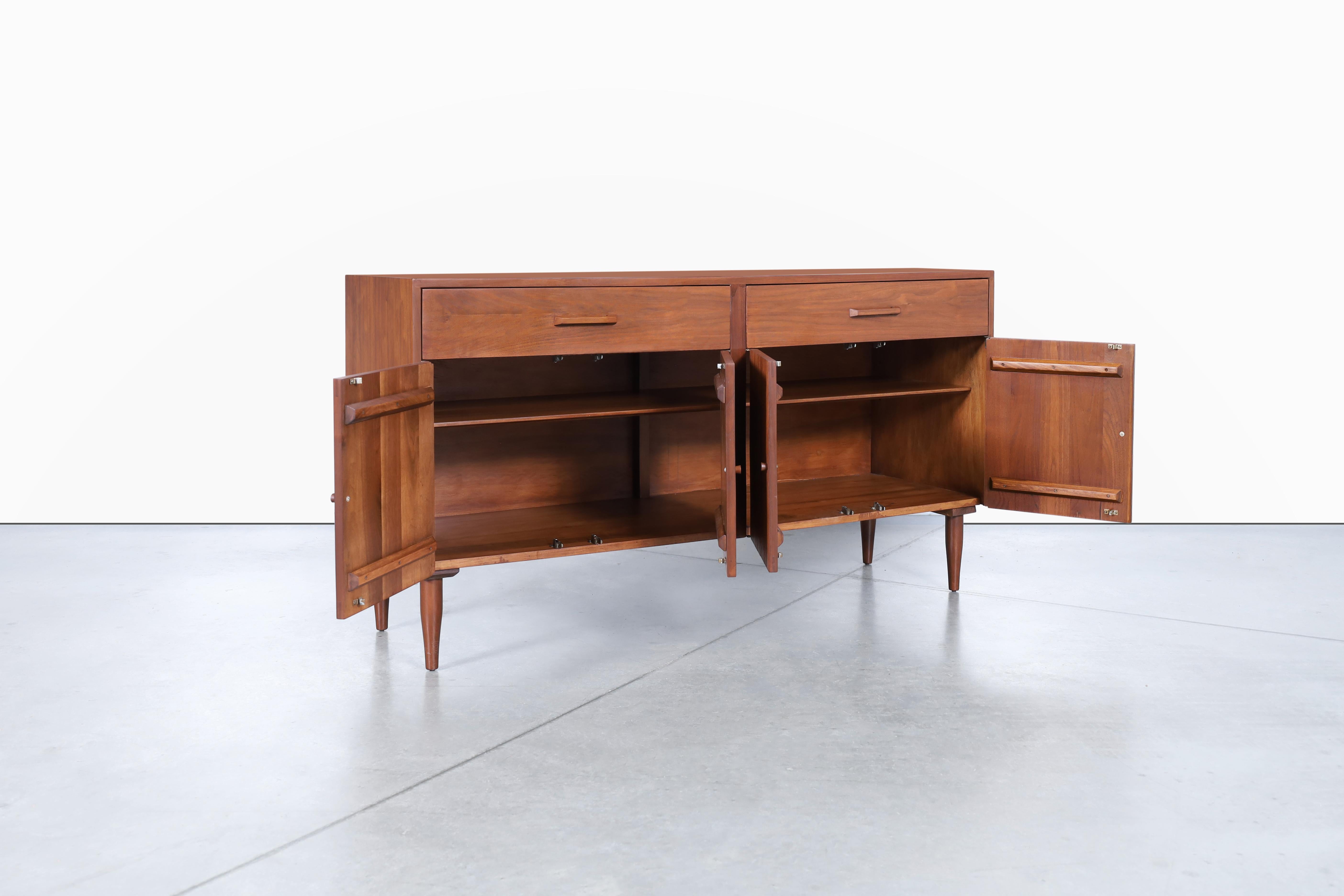 Modernes Nussbaum-Credenza aus der Mitte des Jahrhunderts von Ramseur Furniture im Zustand „Hervorragend“ im Angebot in North Hollywood, CA