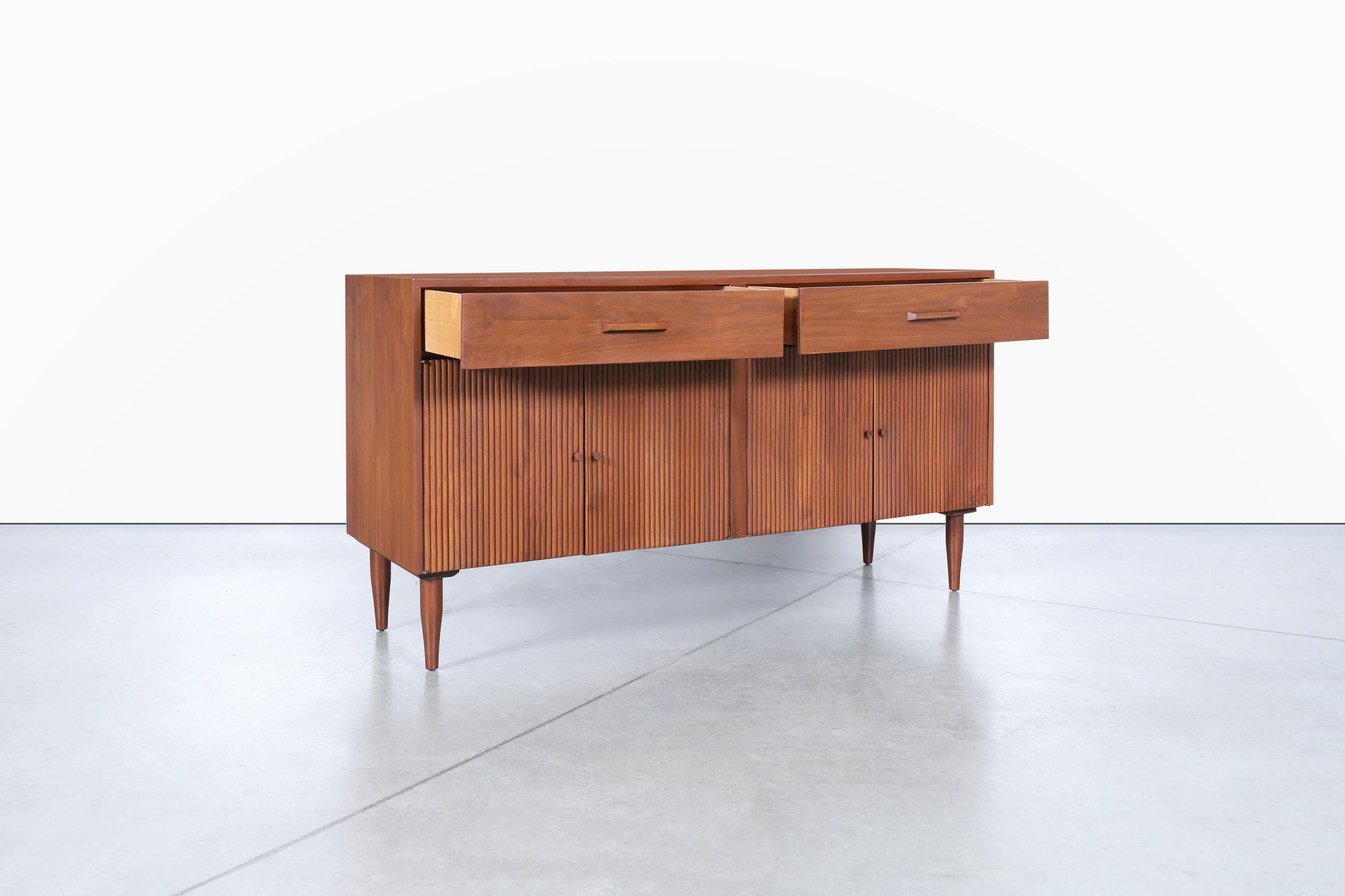Modernes Nussbaum-Credenza aus der Mitte des Jahrhunderts von Ramseur Furniture (Mitte des 20. Jahrhunderts) im Angebot