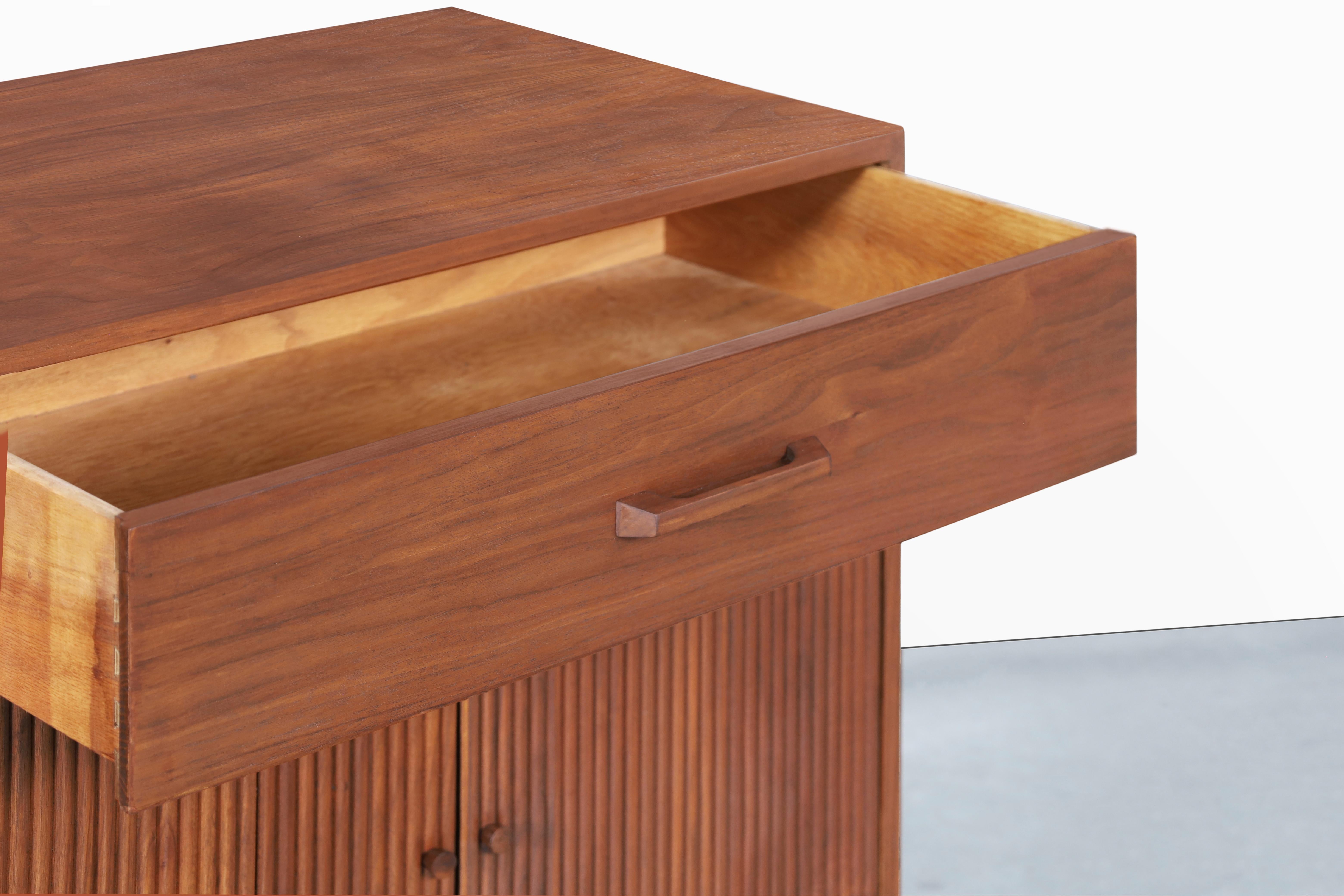 Modernes Nussbaum-Credenza aus der Mitte des Jahrhunderts von Ramseur Furniture (Walnuss) im Angebot