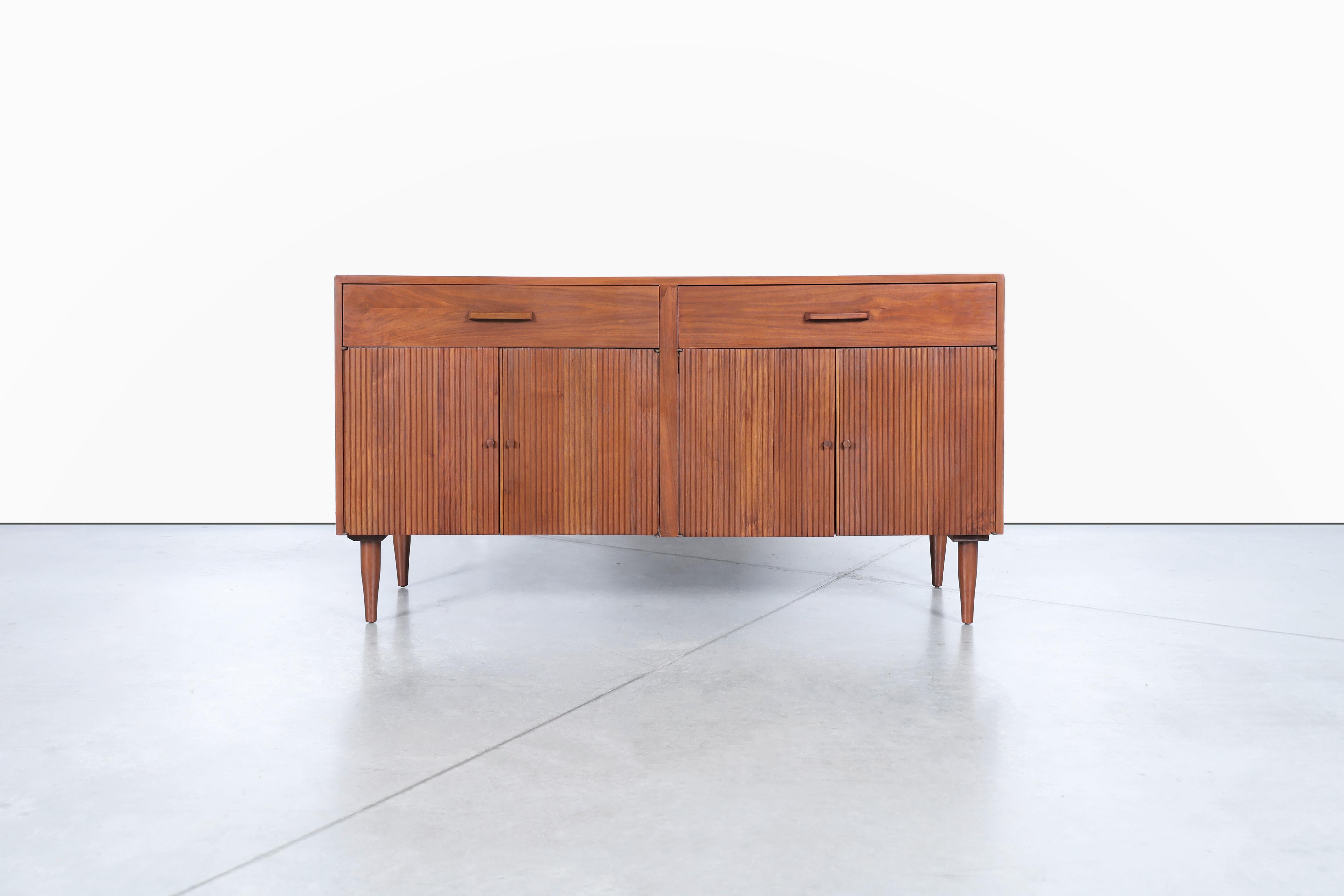 Modernes Nussbaum-Credenza aus der Mitte des Jahrhunderts von Ramseur Furniture im Angebot 1