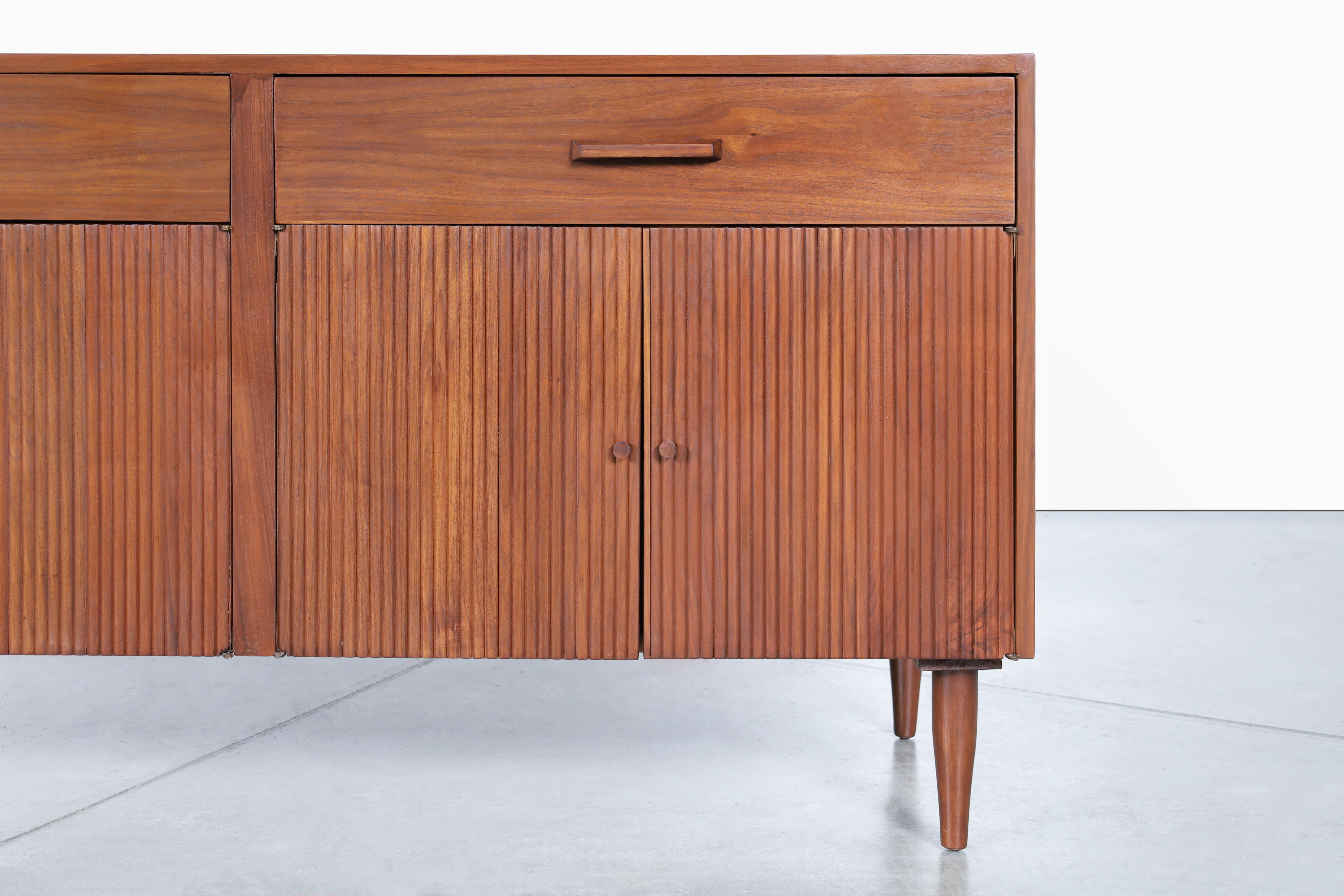 Modernes Nussbaum-Credenza aus der Mitte des Jahrhunderts von Ramseur Furniture im Angebot 2