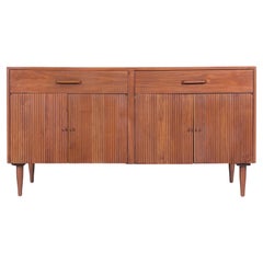 Modernes Nussbaum-Credenza aus der Mitte des Jahrhunderts von Ramseur Furniture