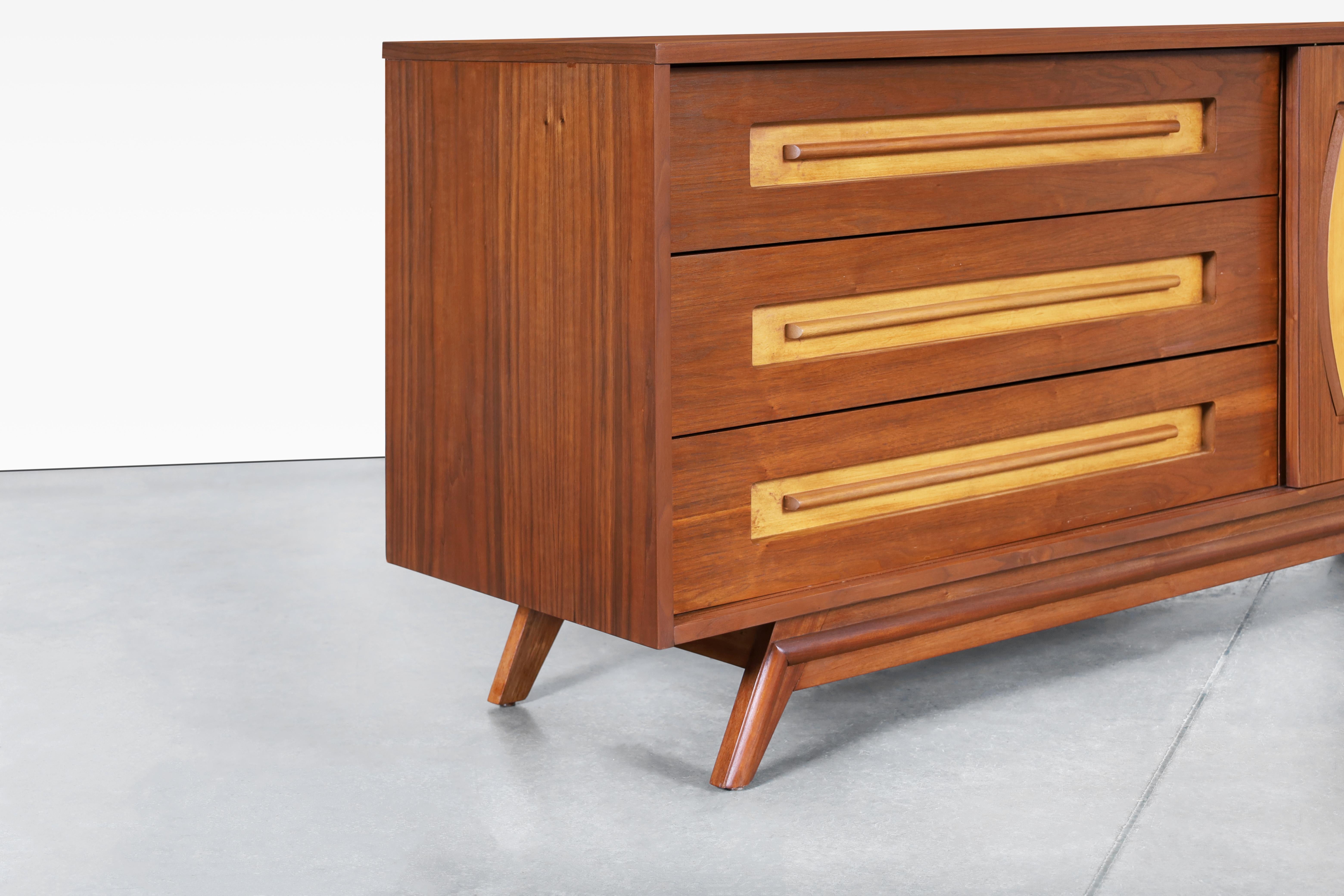 Mid-Century Modern Walnut Credenza by Young Mtg. In Excellent Condition For Sale In North Hollywood, CA