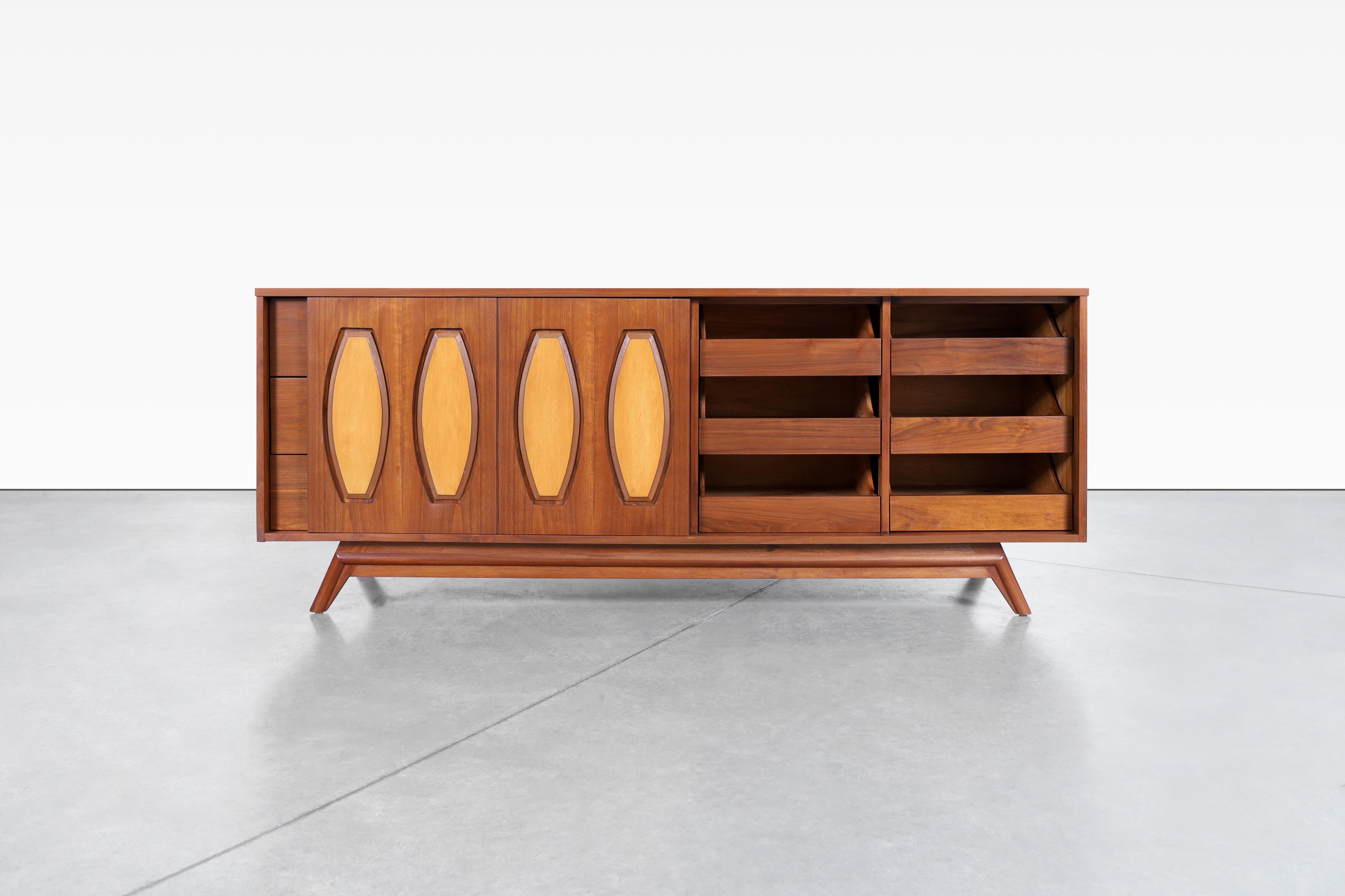 Mid-Century Modern Walnut Credenza by Young Mtg. For Sale 3