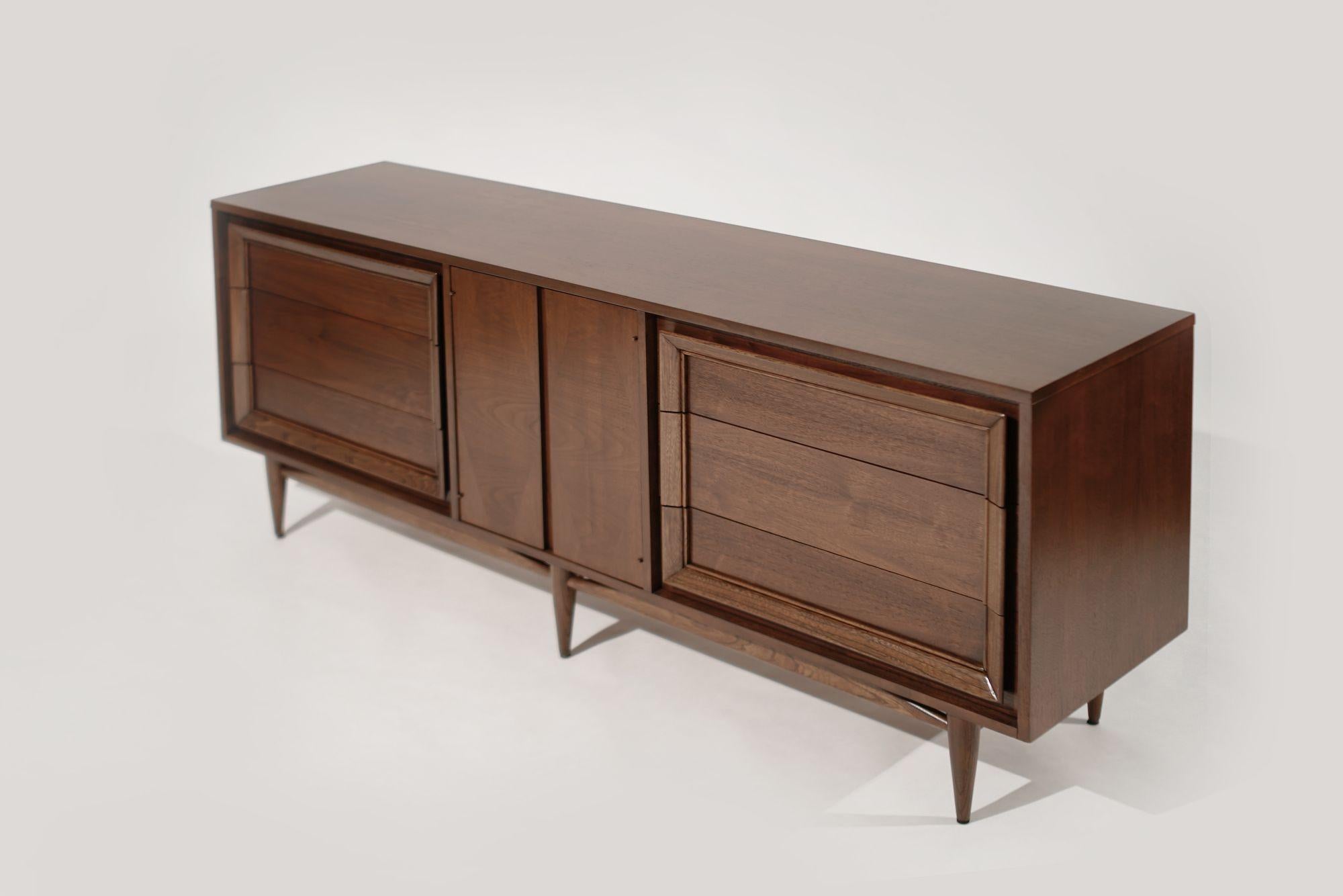 Mid-Century Modern Walnut Credenza, C. 1950s For Sale 1
