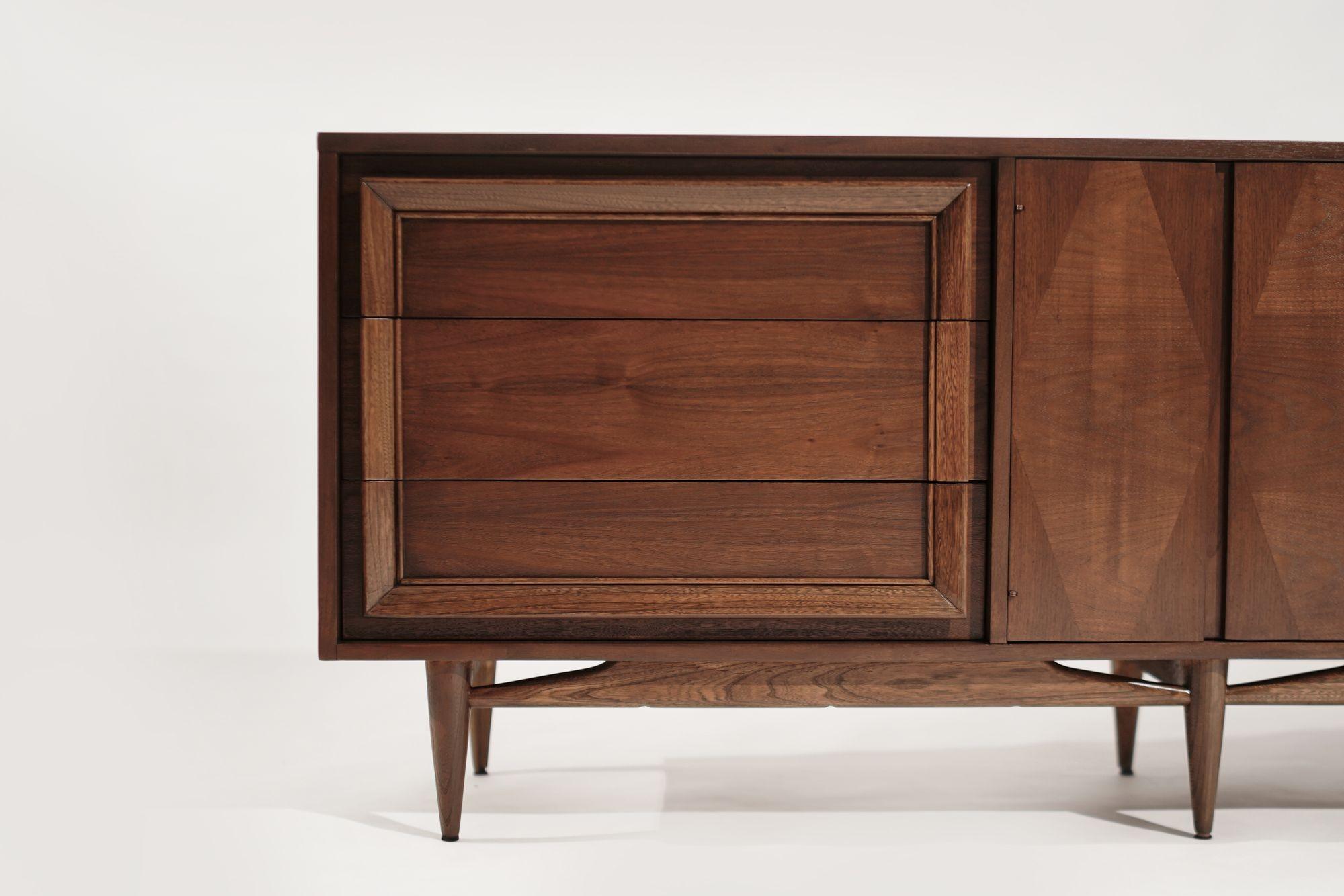 Mid-Century Modern Walnut Credenza, C. 1950s For Sale 3