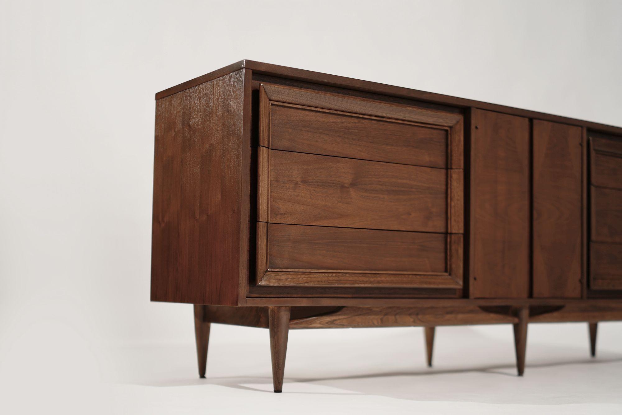 Mid-Century Modern Walnut Credenza, C. 1950s For Sale 4