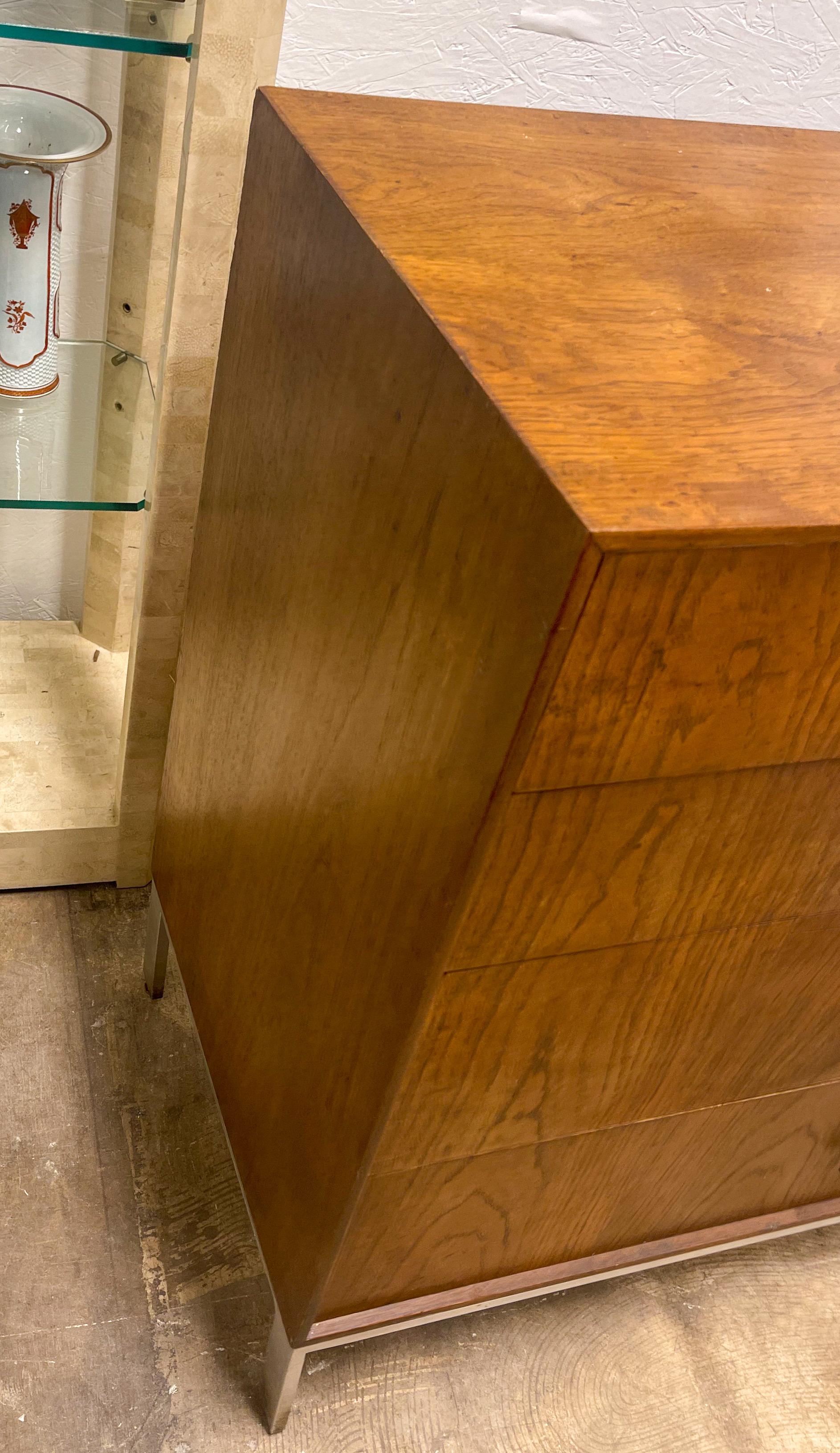 Crédence/Coffre à tiroirs en noyer de style moderne du milieu du siècle dernier attribué à Florence Knoll Bon état - En vente à Kennesaw, GA
