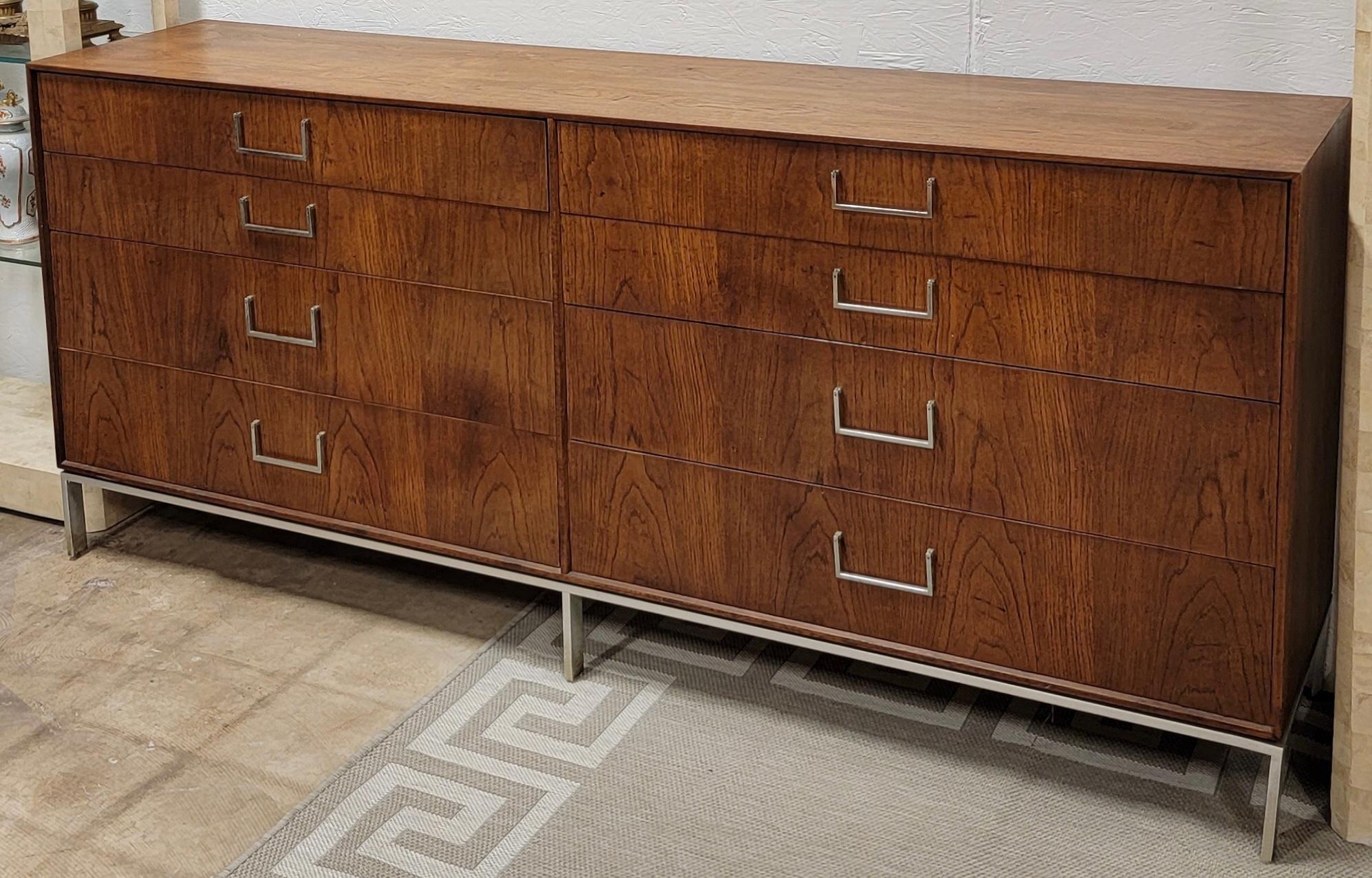 Mid-Century Modern Walnut Credenza / Chest of Drawers Att. to Florence Knoll For Sale 1