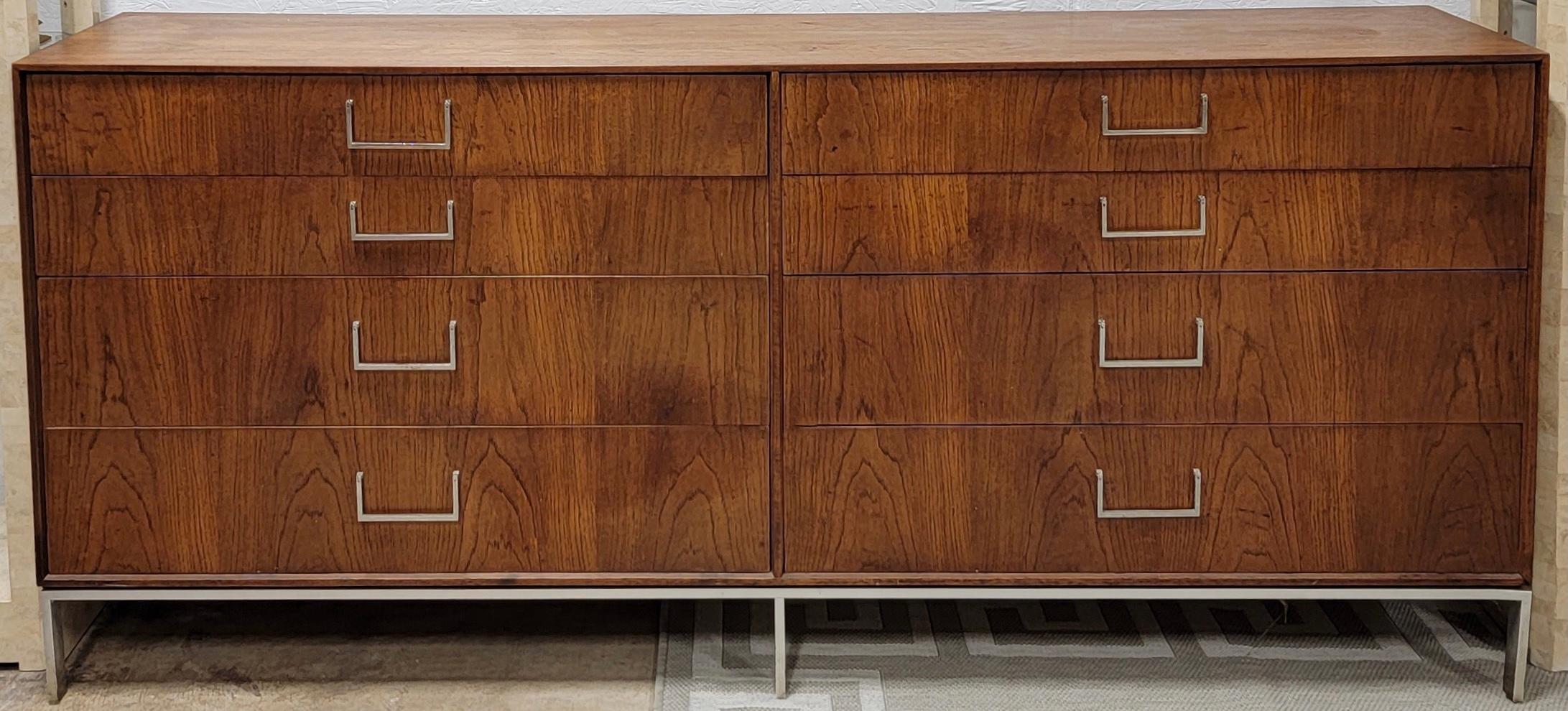 Mid-Century Modern Walnut Credenza / Chest of Drawers Att. to Florence Knoll For Sale 2