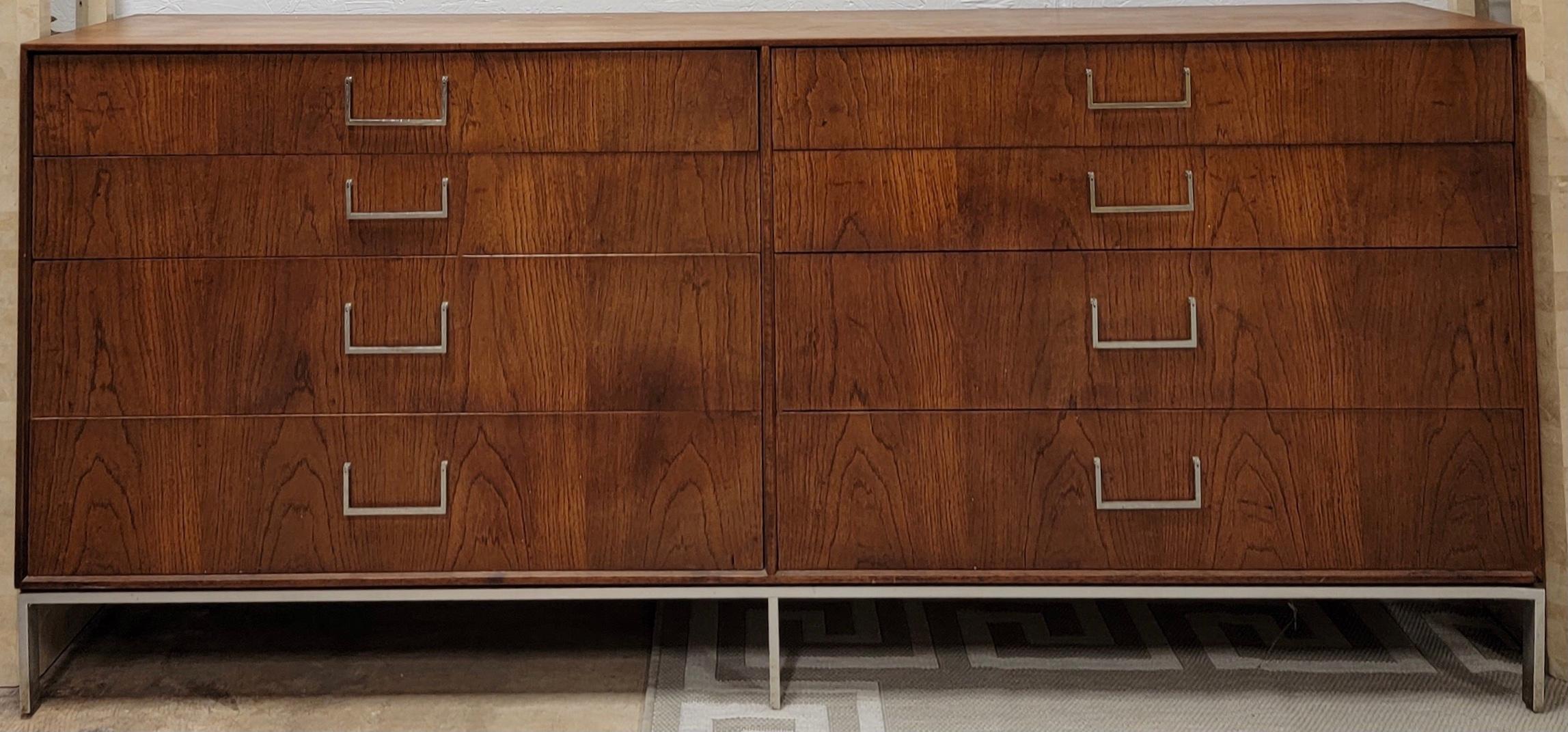Mid-Century Modern Walnut Credenza / Chest of Drawers Att. to Florence Knoll For Sale 3